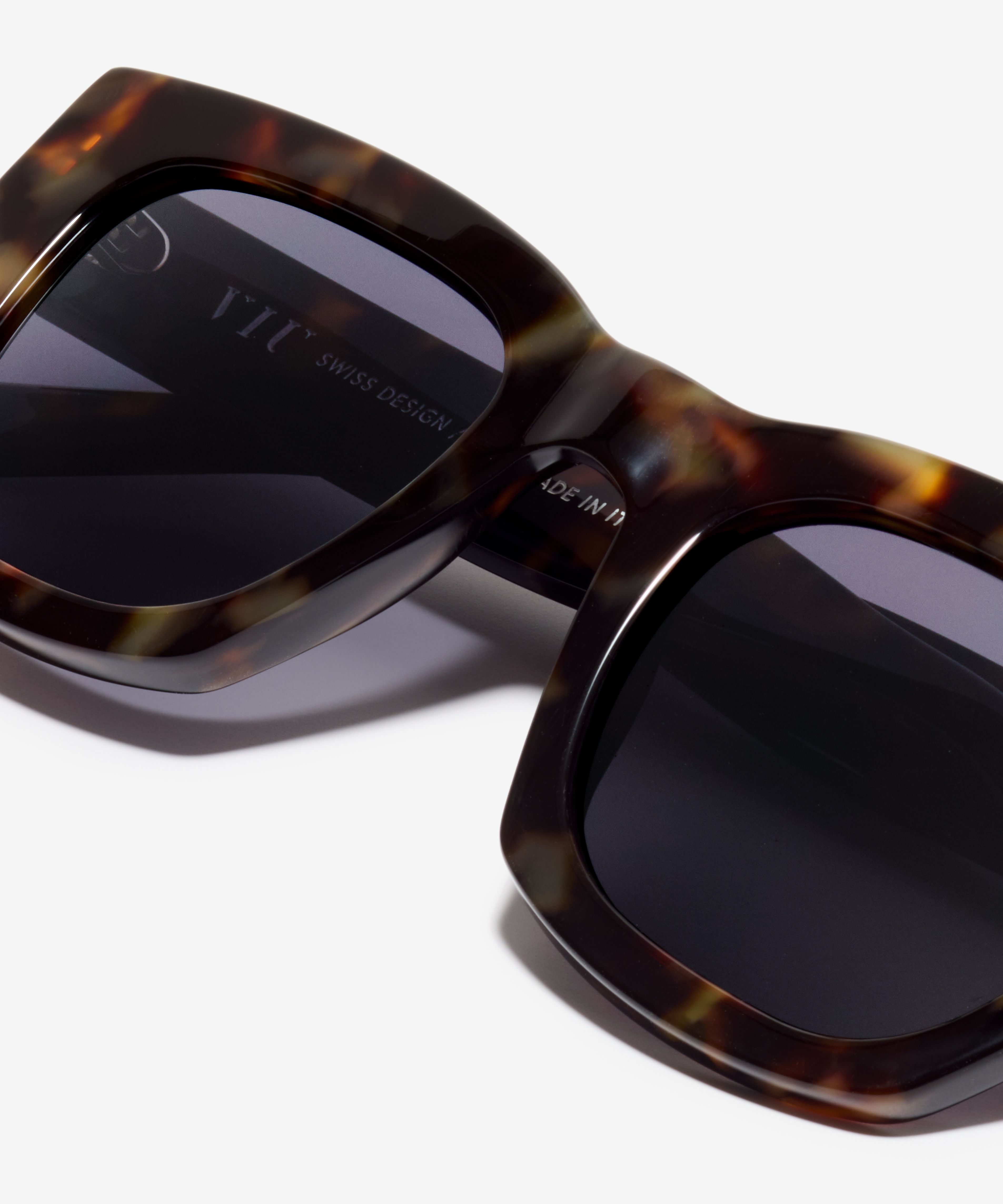 Detail-Bild der Sonnenbrille The Catch in Farbe Amber Tortoise und Größe Breit