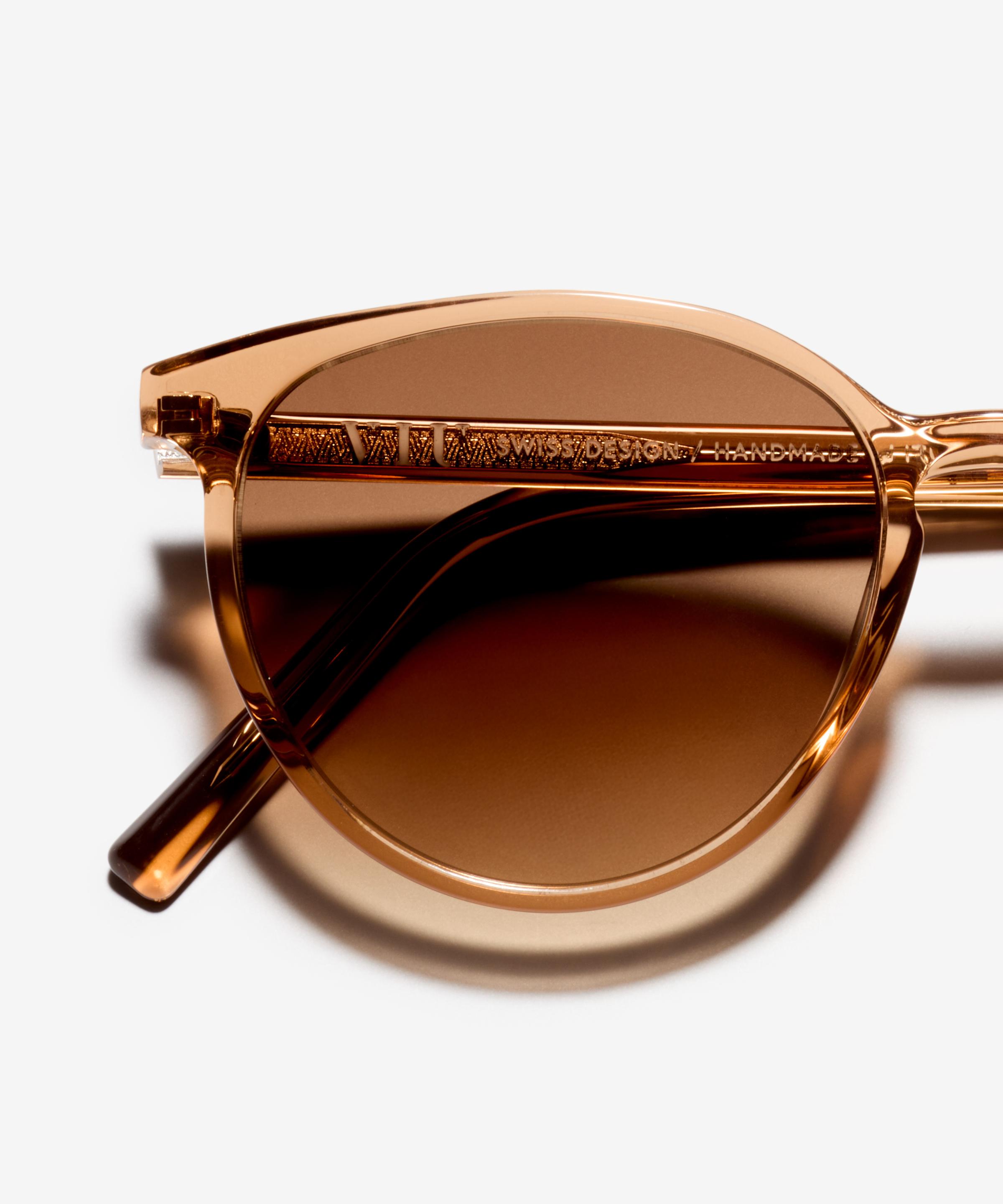 Detail image of the sunglasses The Savvy in colour Champagne and size Medium