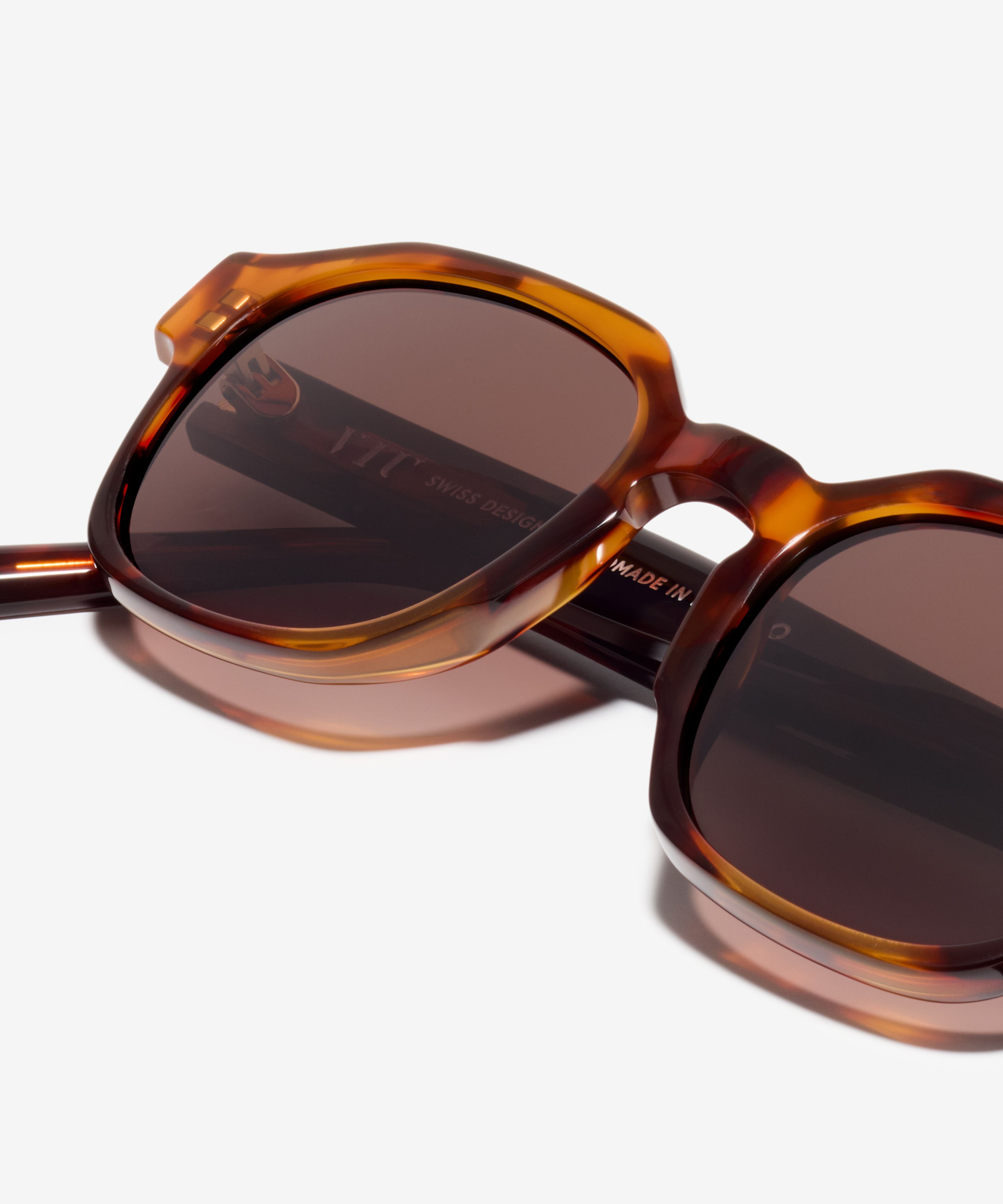 Detail image of the sunglasses The Authentic in colour Wood Havana and size Medium