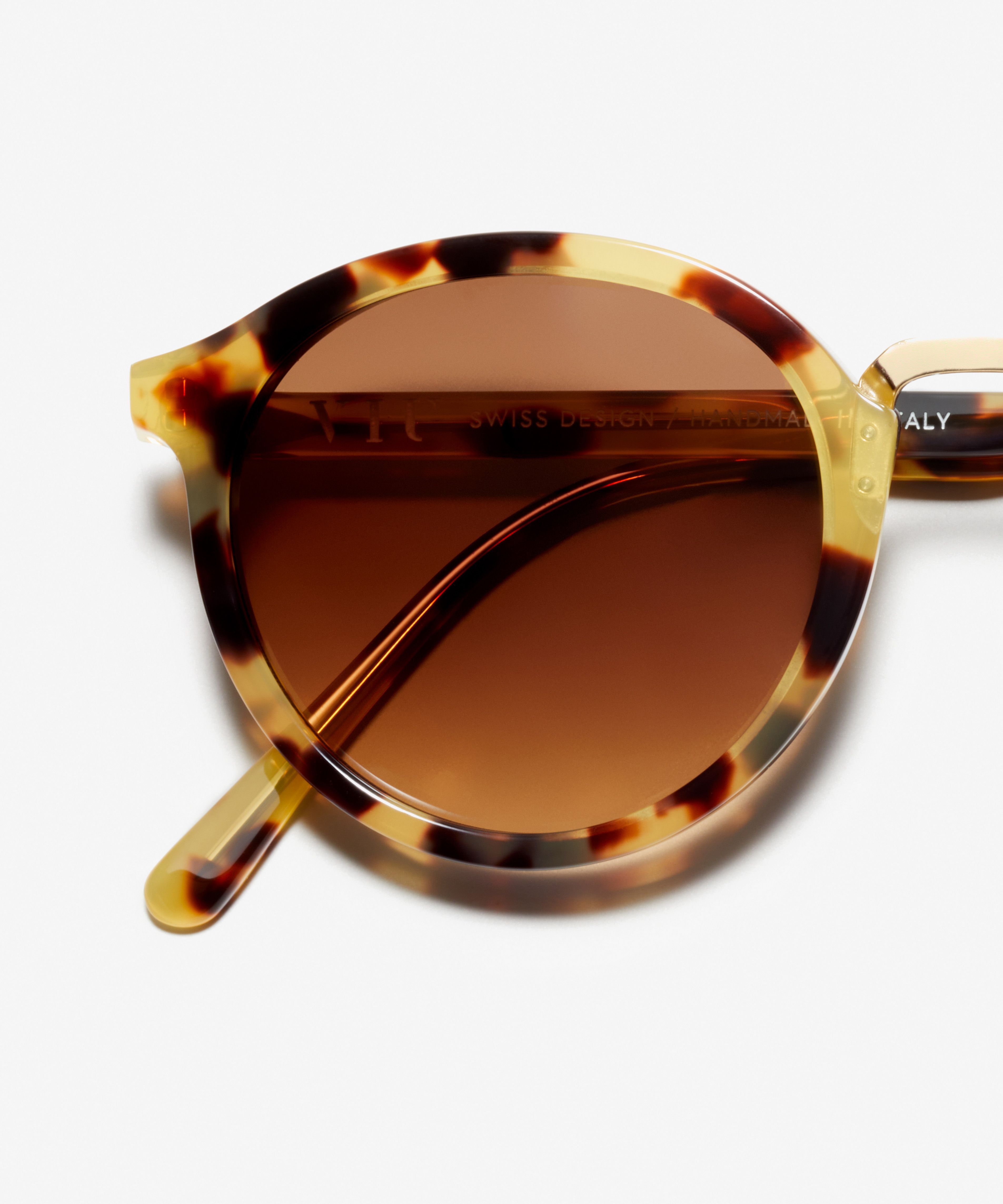 Detail image of the sunglasses The Author in colour Gold Tortoise and size Medium