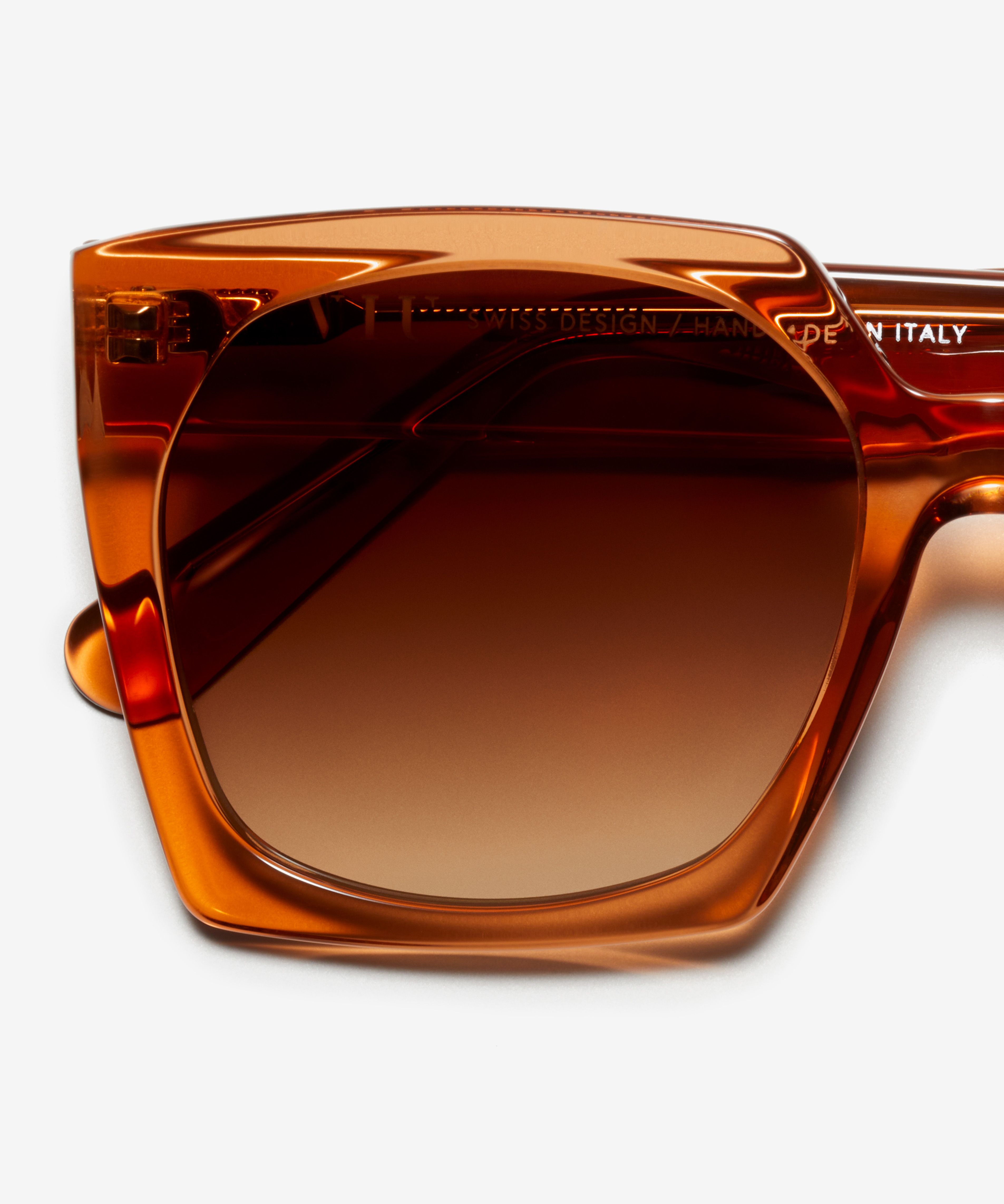 Detail-Bild der Sonnenbrille The Daring in Farbe Burnt Orange und Größe Mittel