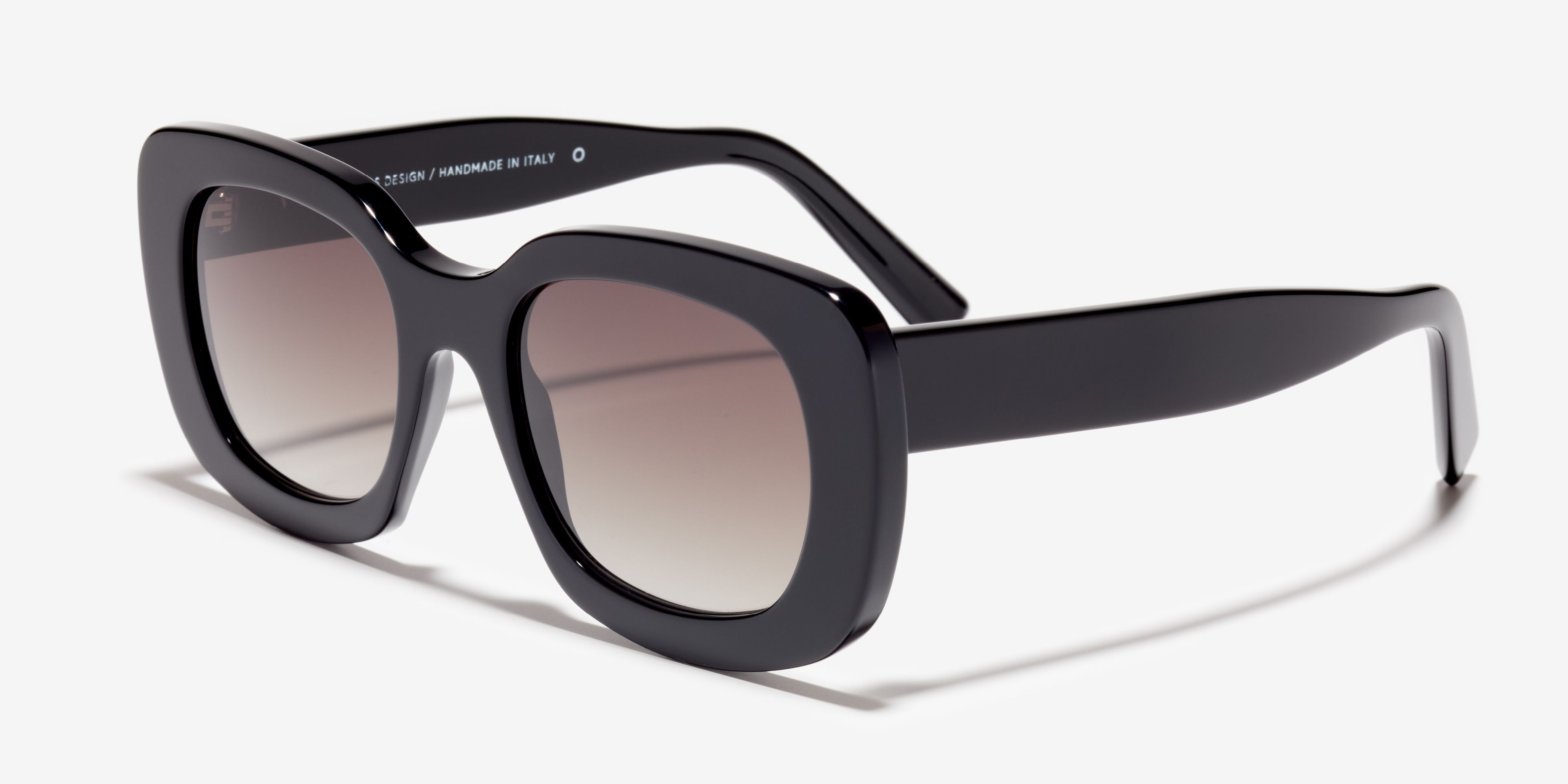 Schräg-Bild der Sonnenbrille The Lover in Farbe Black und Größe Breit