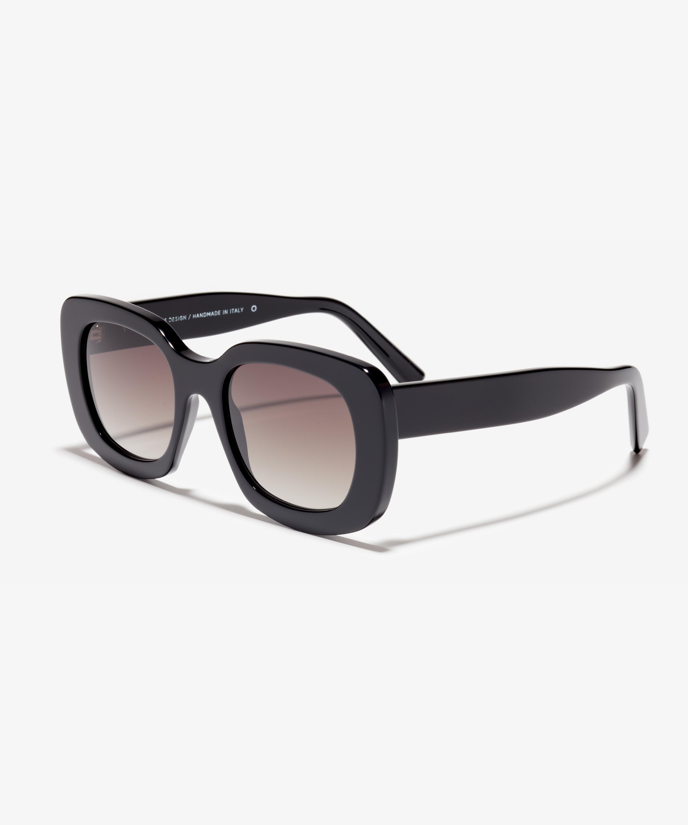 Schräg-Bild der Sonnenbrille The Lover in Farbe Black und Größe Breit