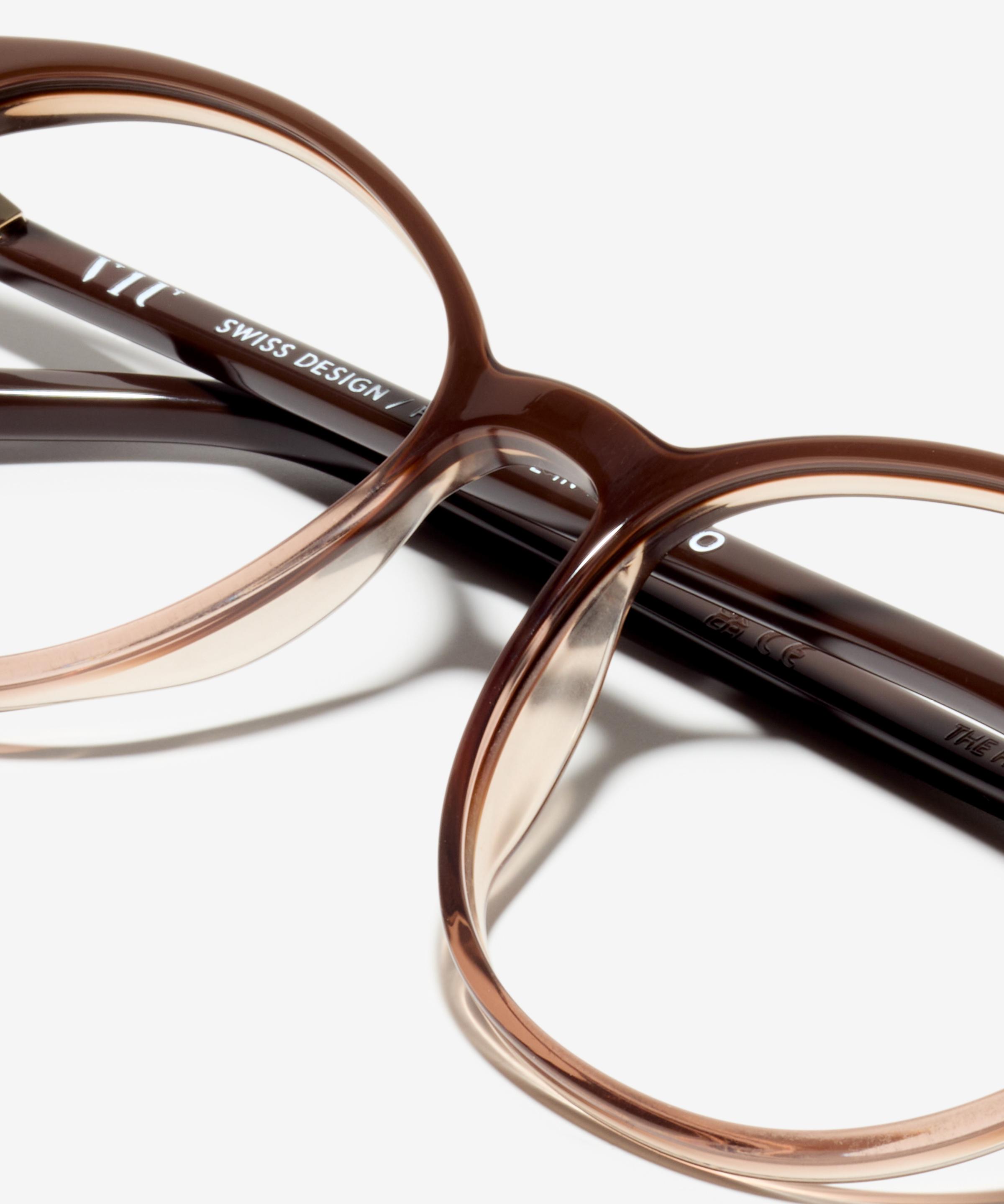 Detail-Bild der Brille The Honest in Farbe Dark Rum und Größe Mittel