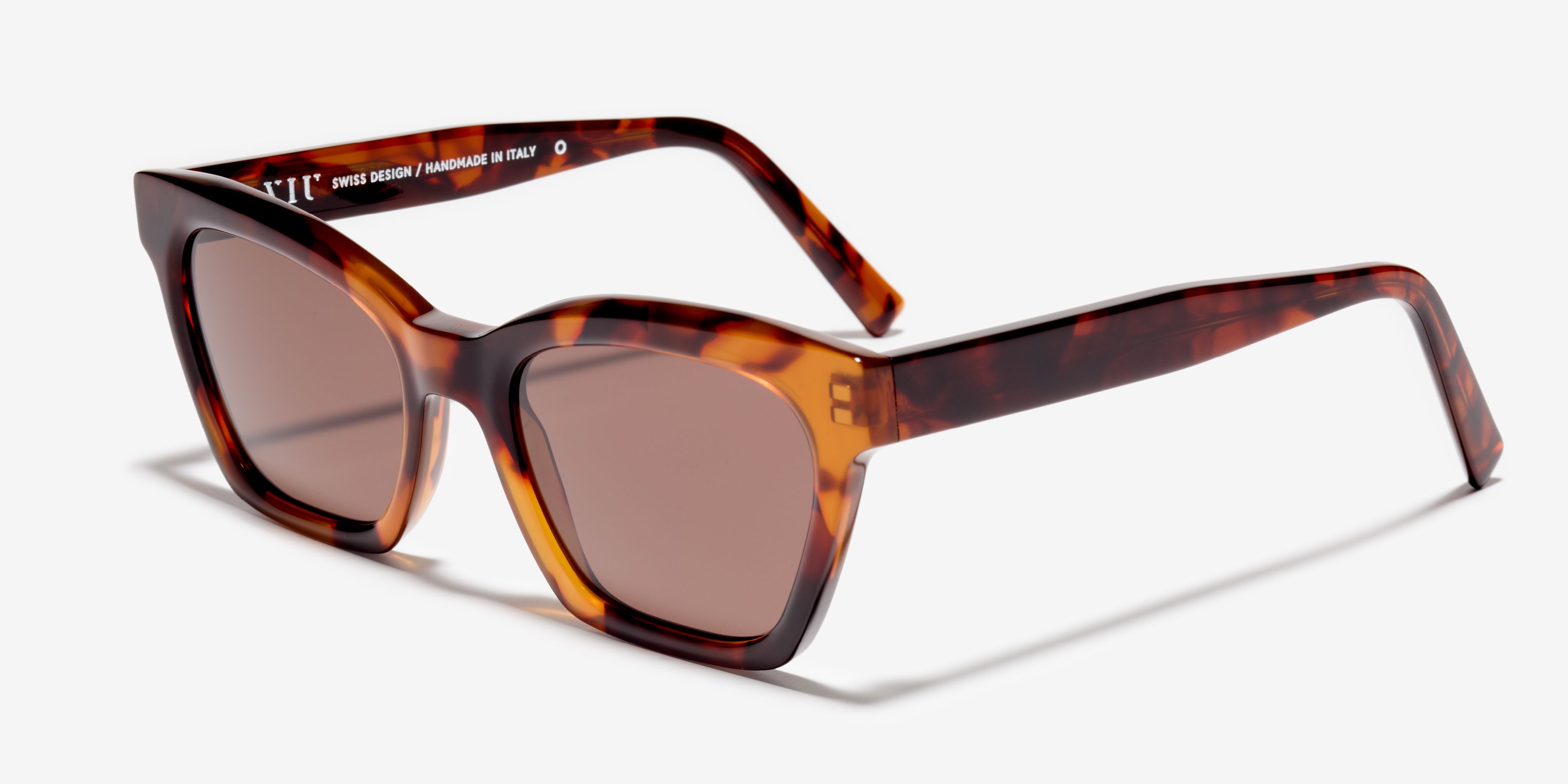 Angle image of the sunglasses The Shade in colour Wood Havana and size Wide