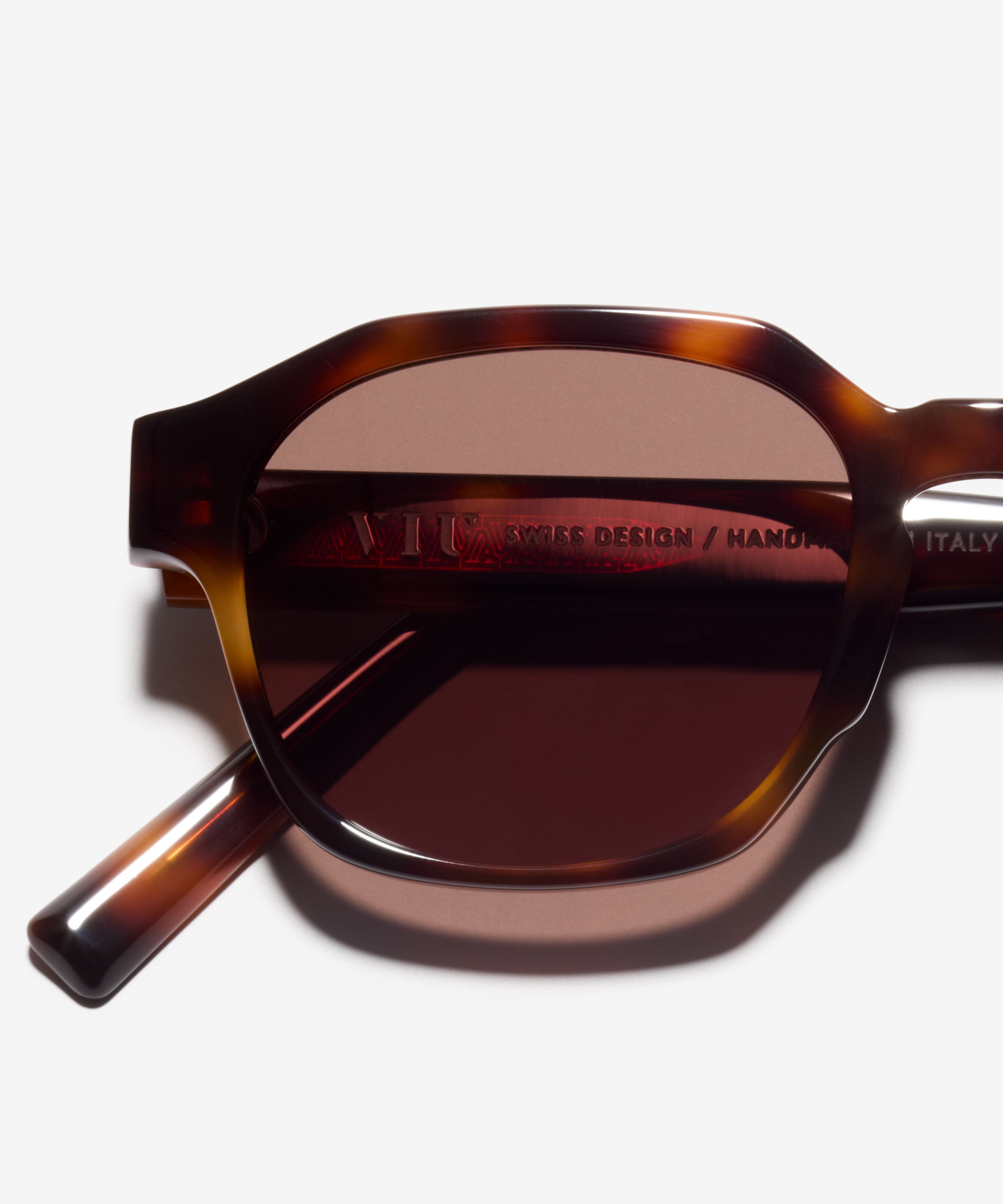 Detail image of the sunglasses The Authentic in colour Cherrywood and size Medium