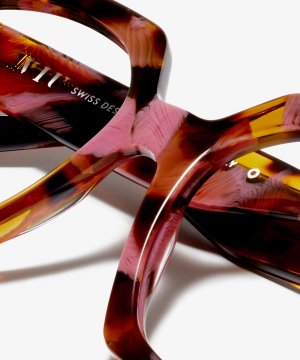 Detail image of the frame The Daring in colour Plum Tortoise and size Medium