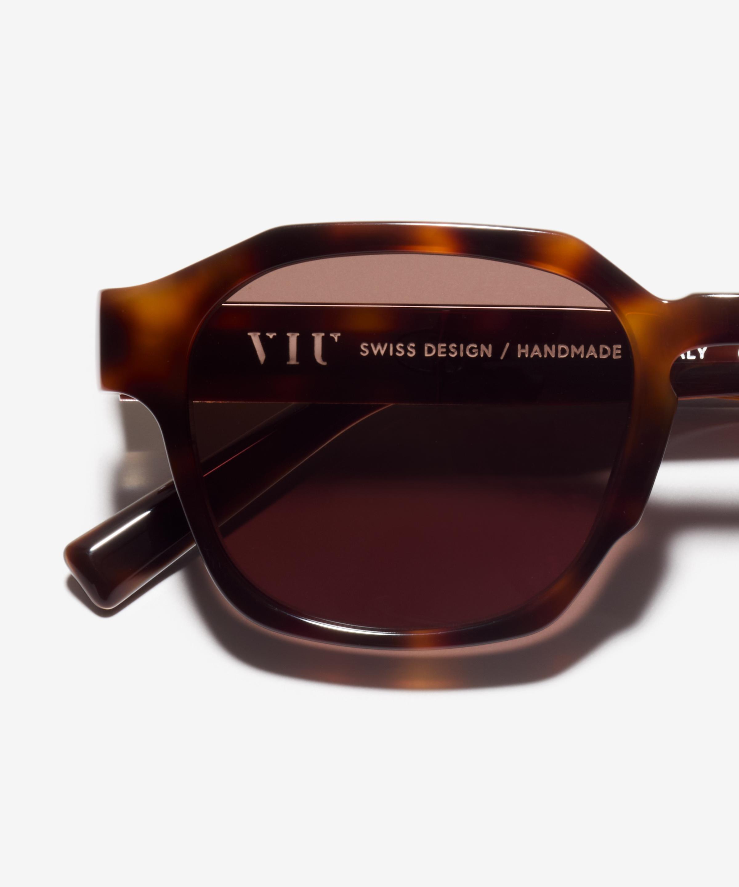 Detail-Bild der Sonnenbrille The Authentic in Farbe Cherrywood und Grösse Breit