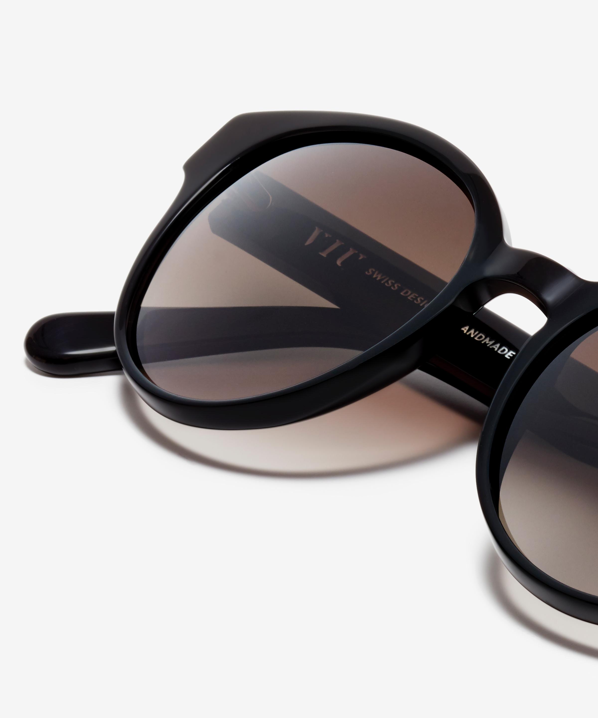 Detail image of the sunglasses The Dazzling in colour Black and size Medium