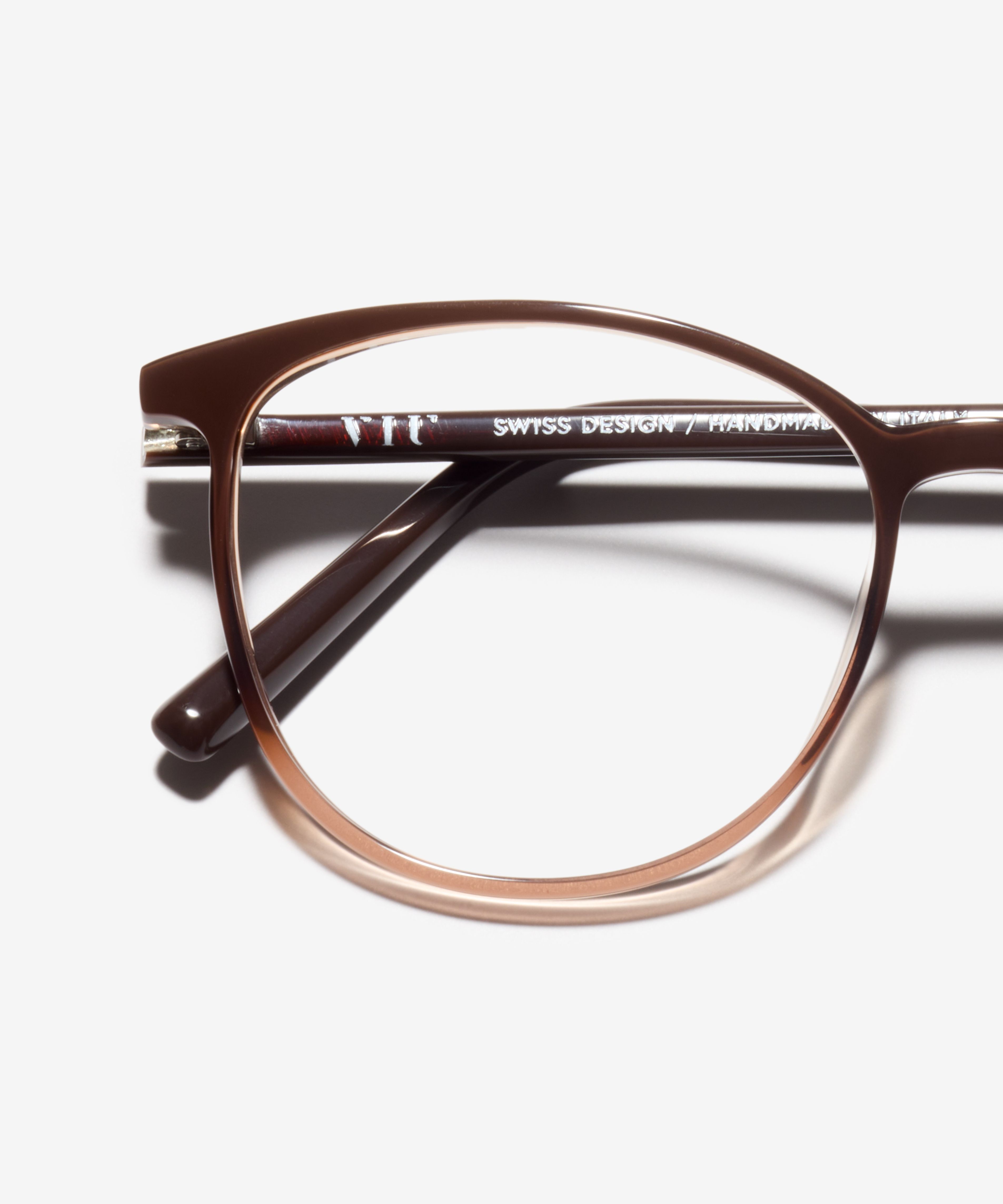 Detail-Bild der Brille The Honest in Farbe Dark Rum und Größe Mittel