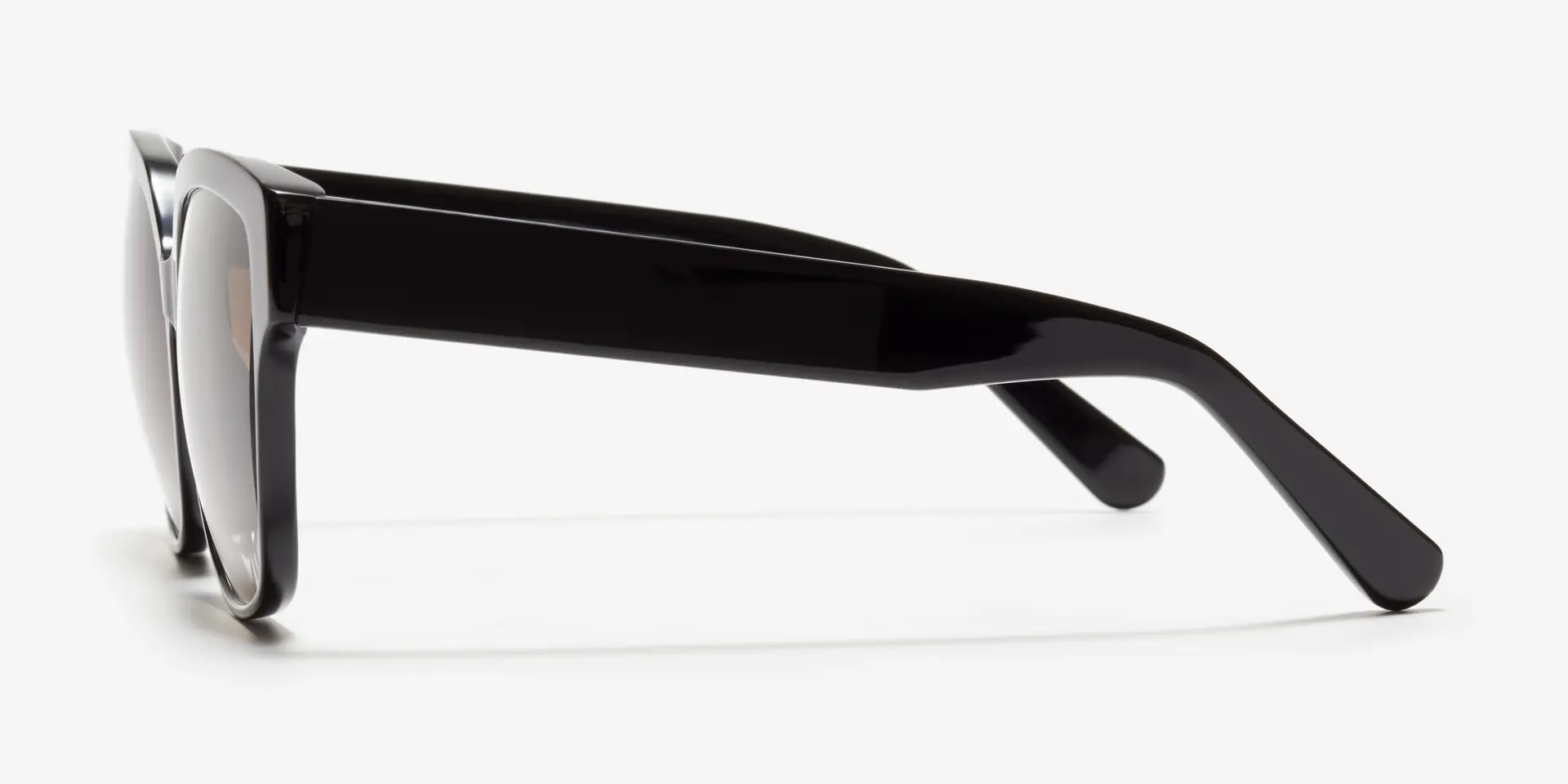 Side image of the sunglasses The Royal in colour Black and size Wide