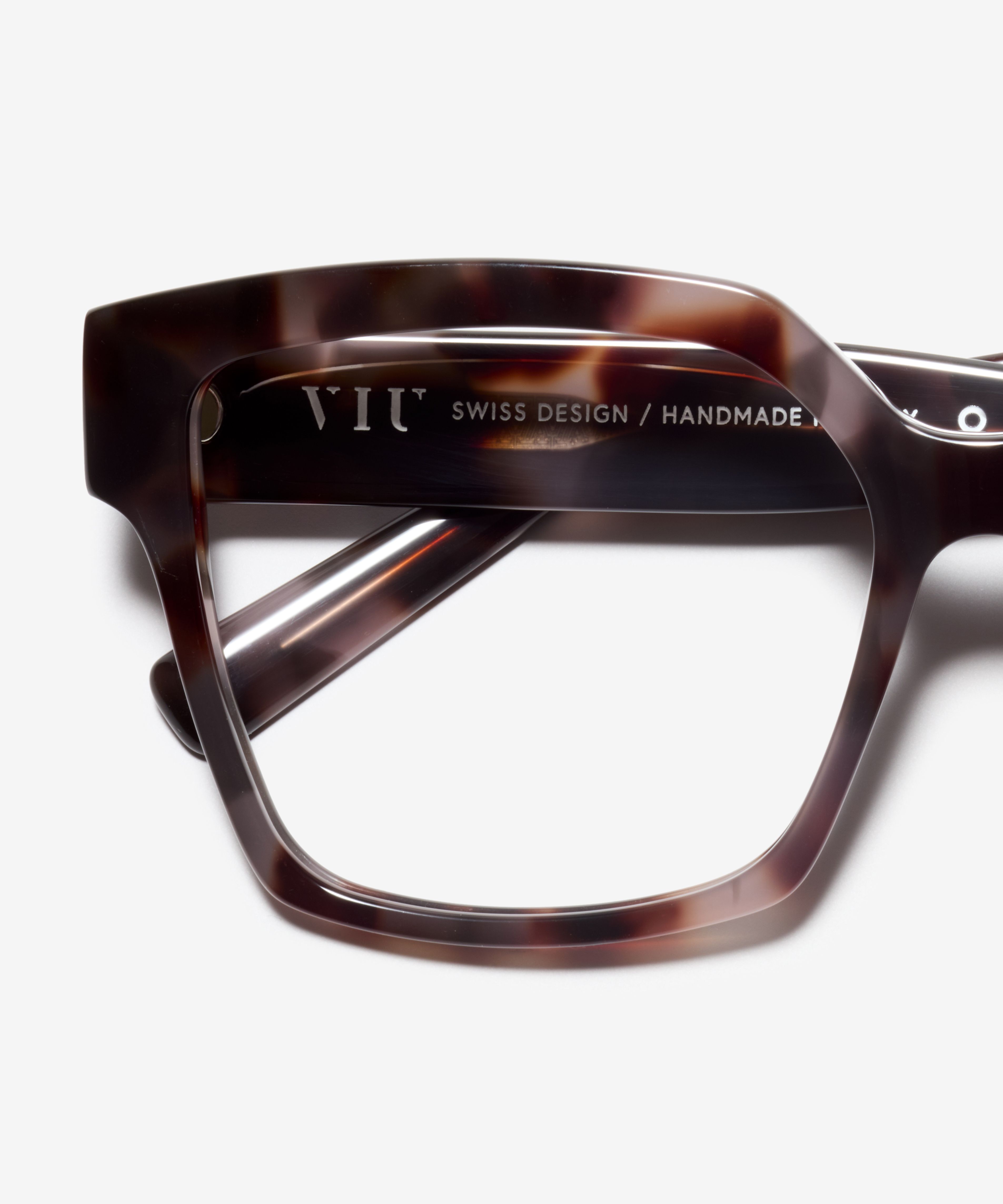 Detail image of the frame The Royal in colour Dusty Havana and size Wide