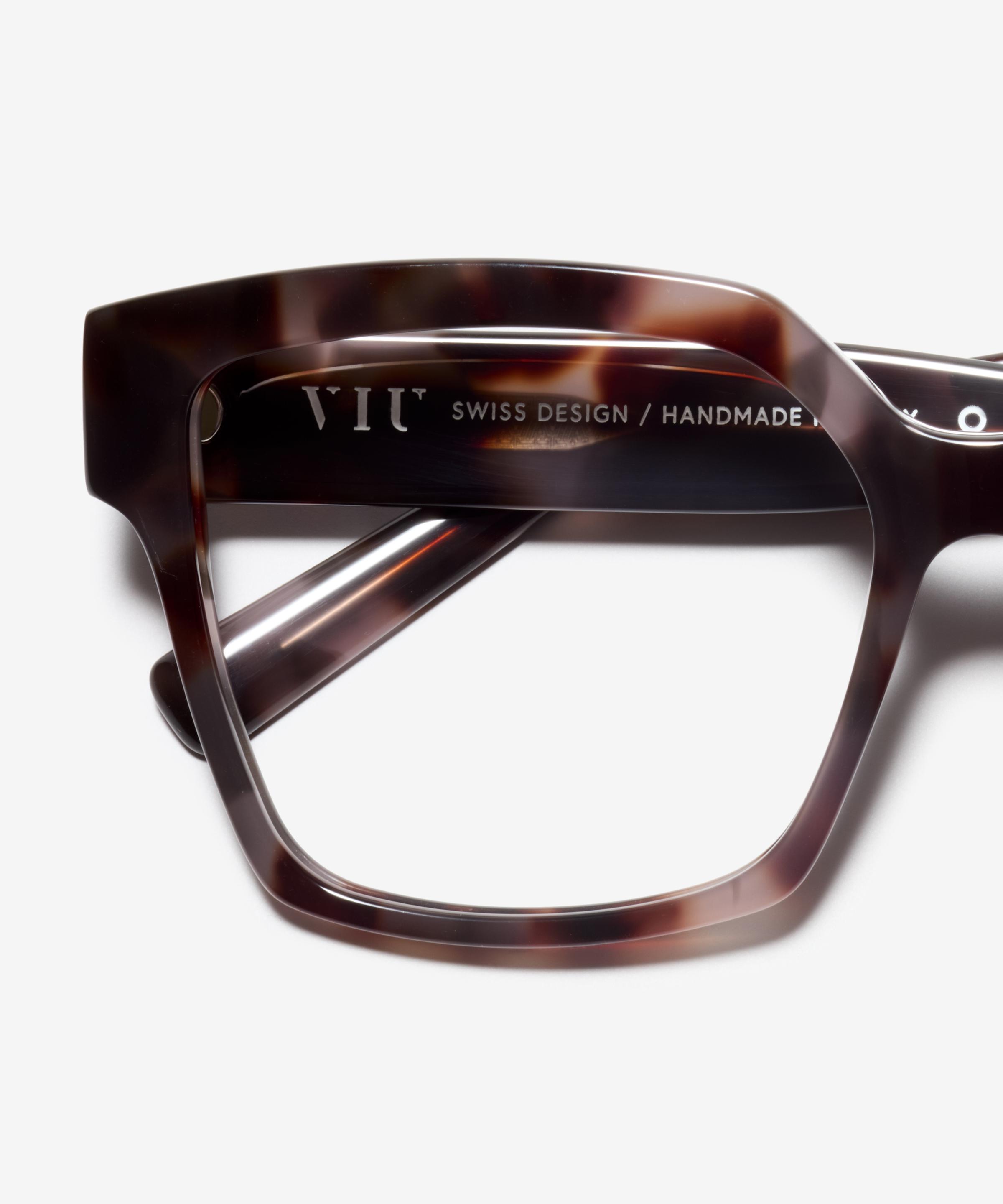 Detail image of the frame The Royal in colour Dusty Havana and size Wide