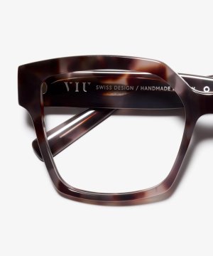 Detail image of the frame The Royal in colour Dusty Havana and size Wide