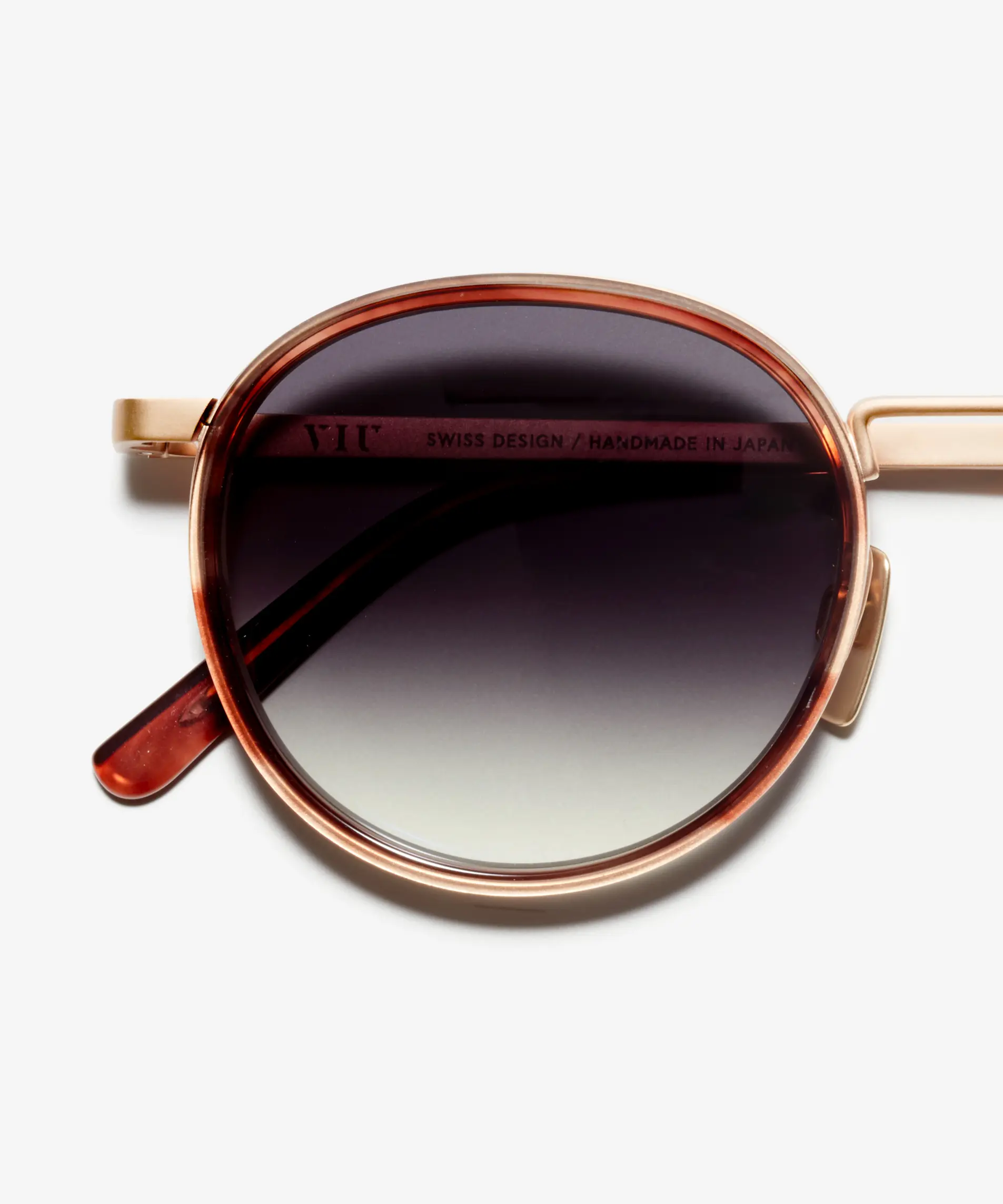 Detail image of the sunglasses The Voyager Ace in colour Rose Gold / Rose Quartz and size Medium