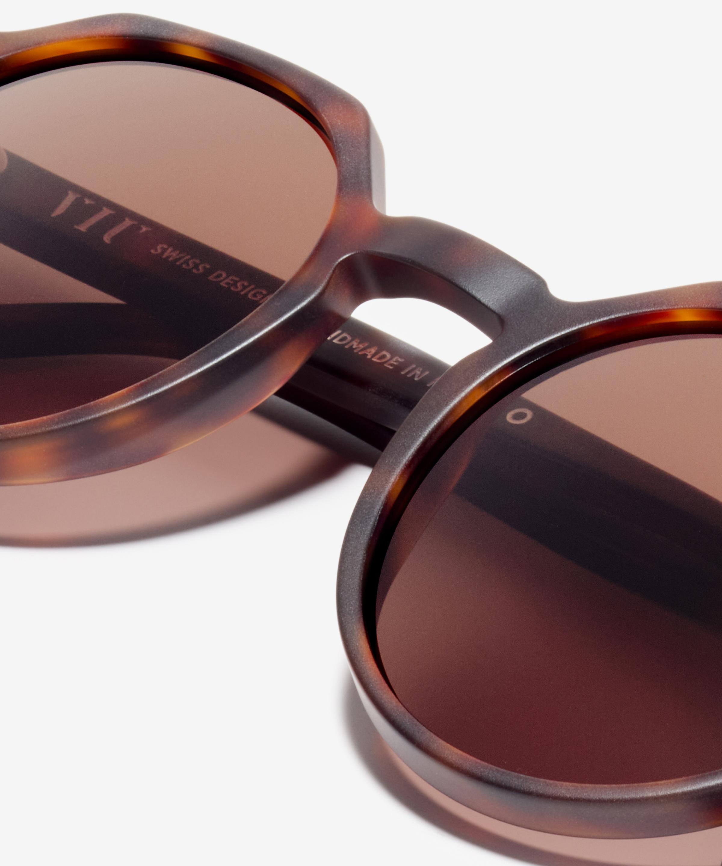 Detail image of the sunglasses The Cultivated in colour Tortoise and size Medium