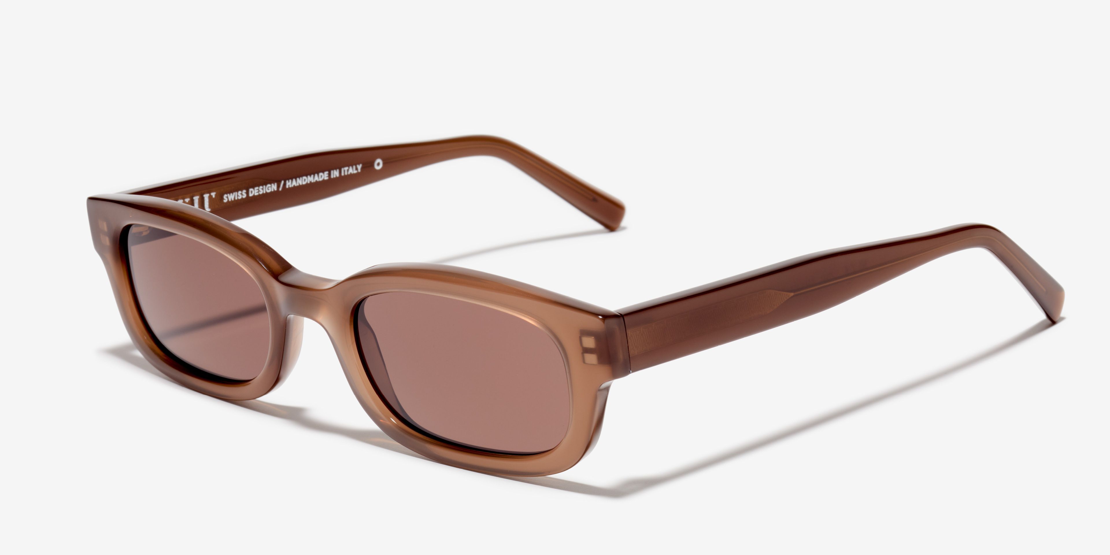 Schräg-Bild der Sonnenbrille The Shameless in Farbe Milky Mocha und Größe Breit