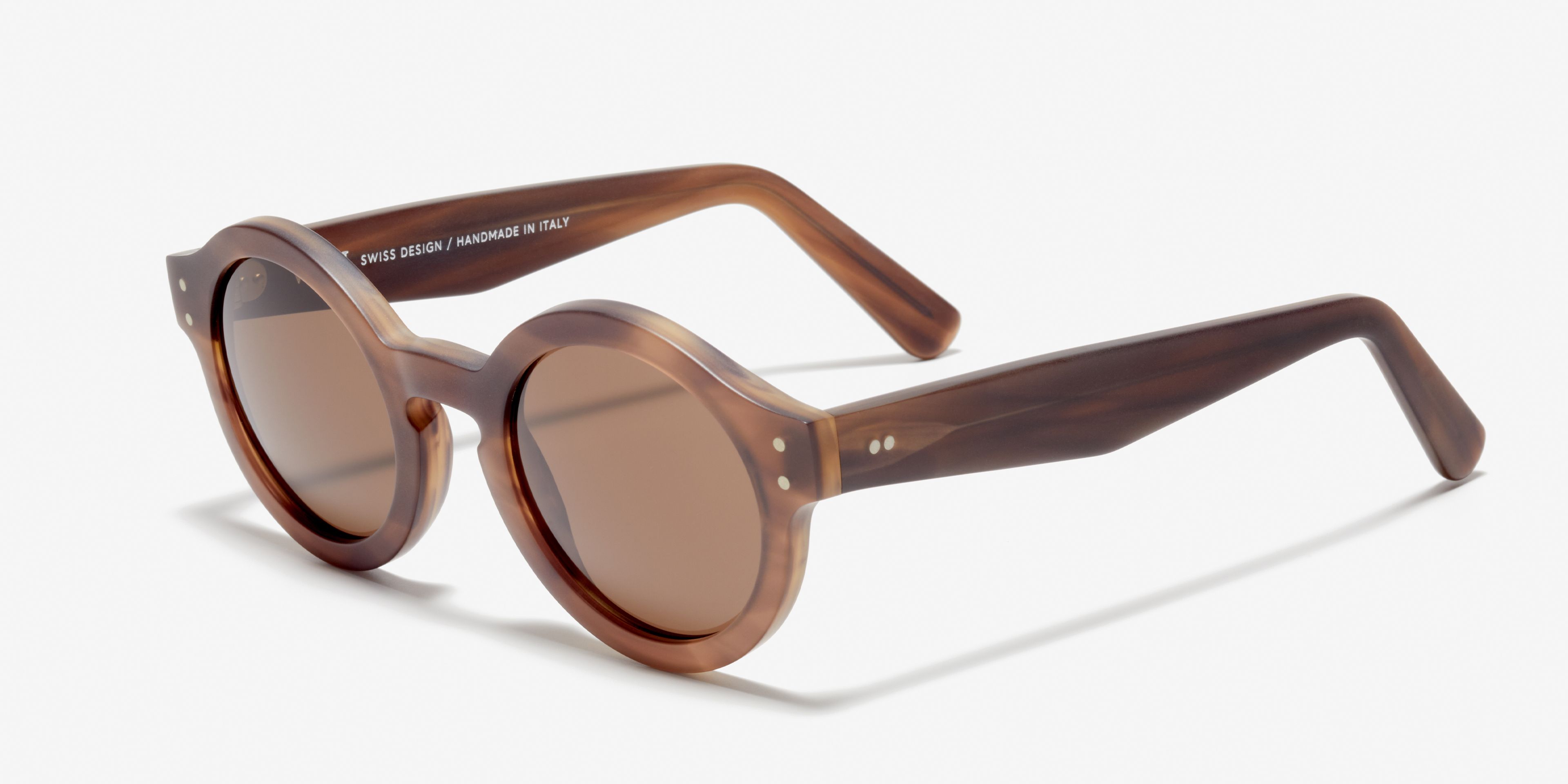 Schräg-Bild der Sonnenbrille The Literary in Farbe Horn Brown und Größe Mittel
