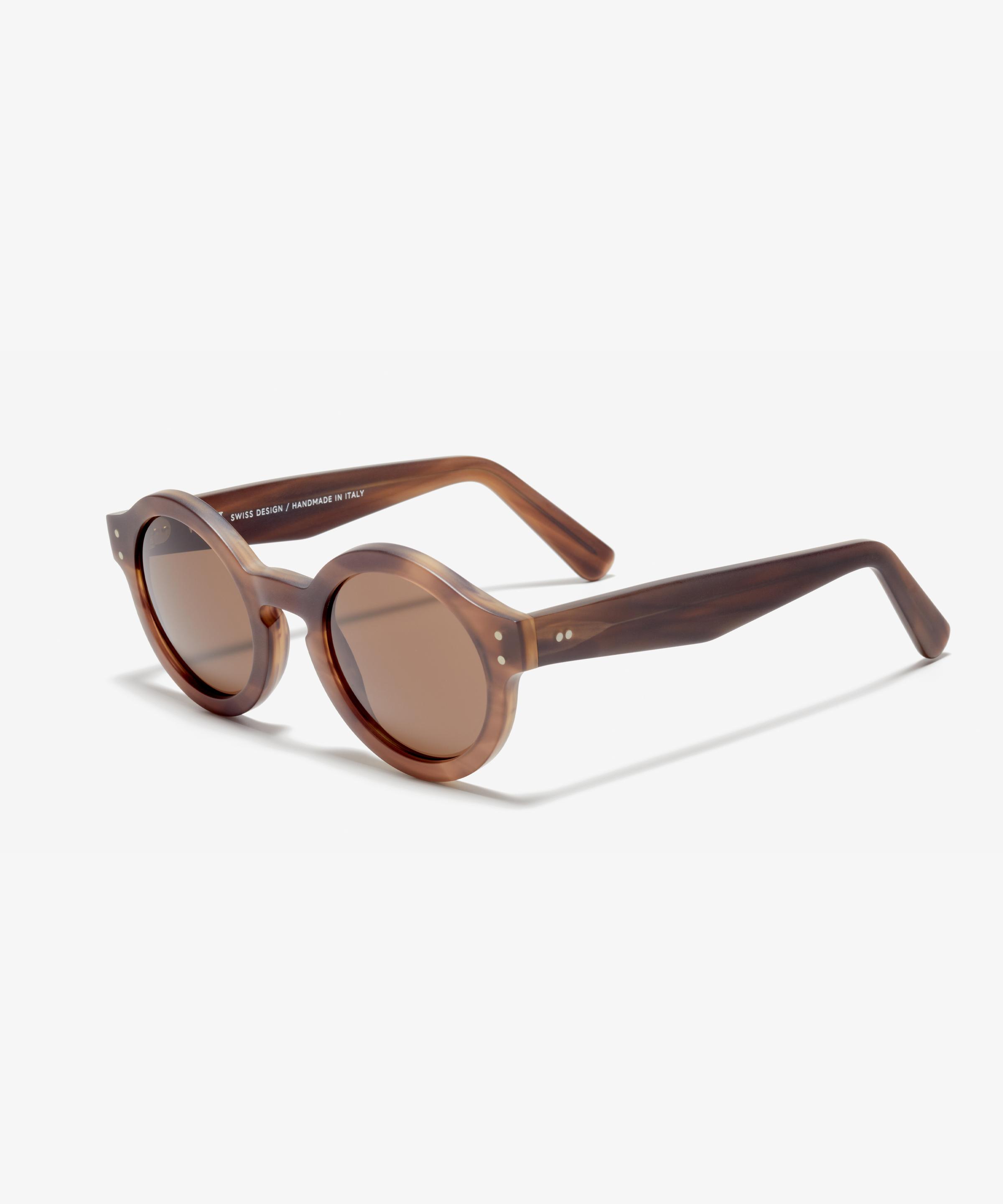 Schräg-Bild der Sonnenbrille The Literary in Farbe Horn Brown und Größe Mittel