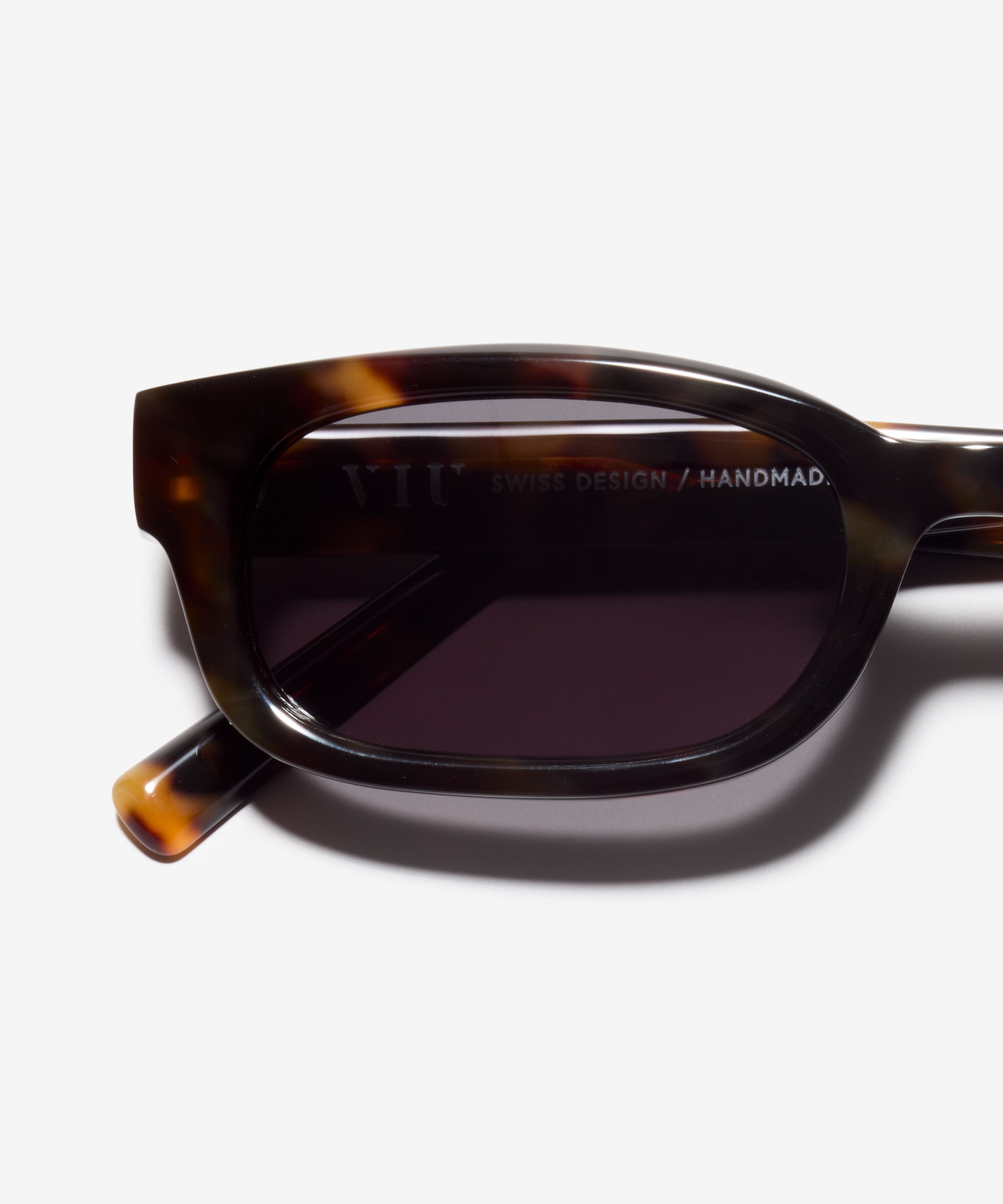 Detail image of the sunglasses The Shameless in colour Amber Tortoise and size Wide