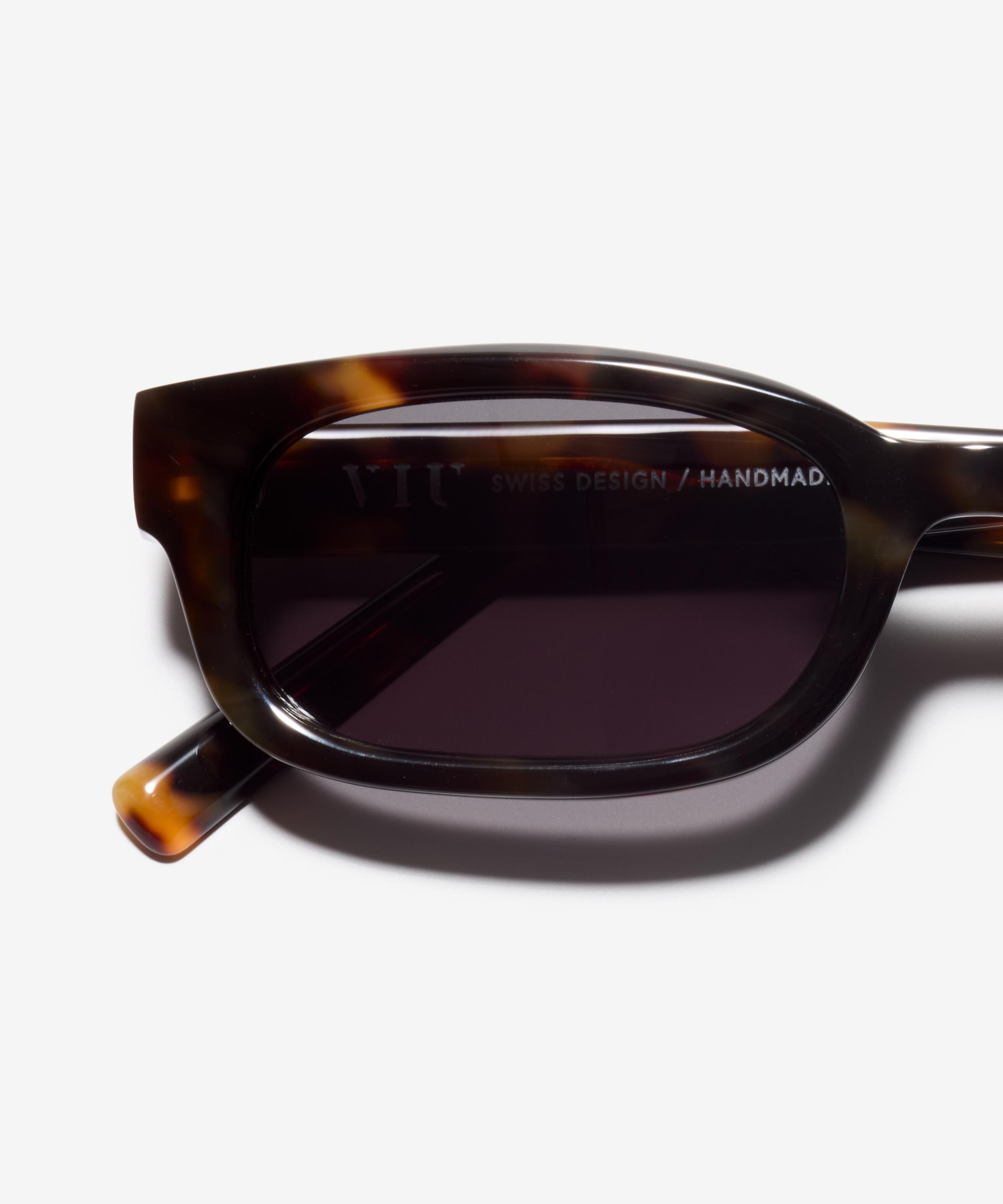 Detail-Bild der Sonnenbrille The Shameless in Farbe Amber Tortoise und Größe Breit