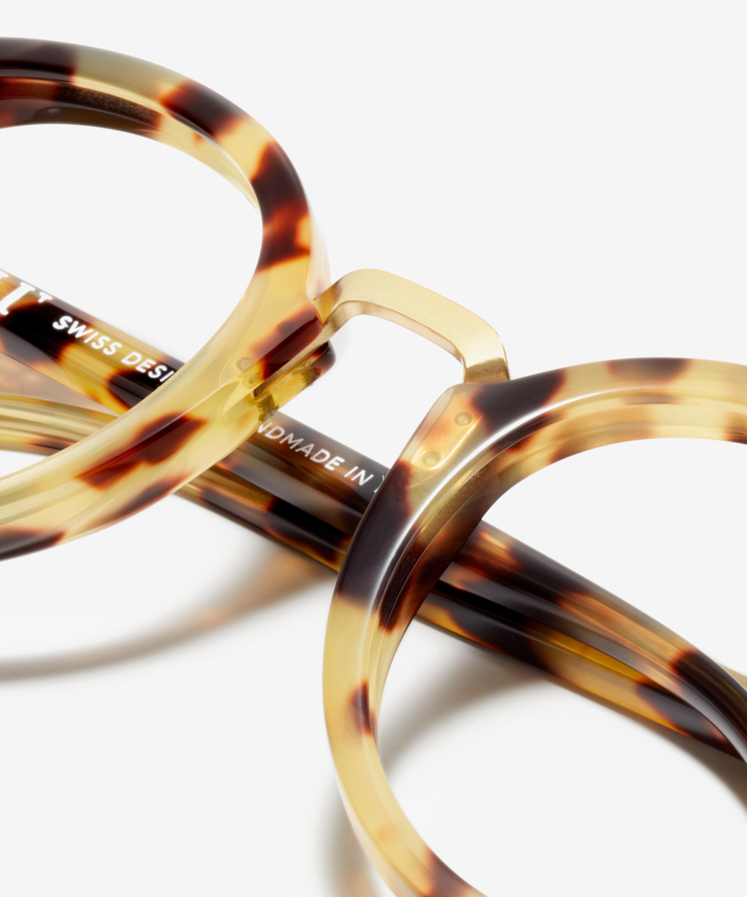 Detail image of the frame The Author in colour Gold Tortoise and size Medium