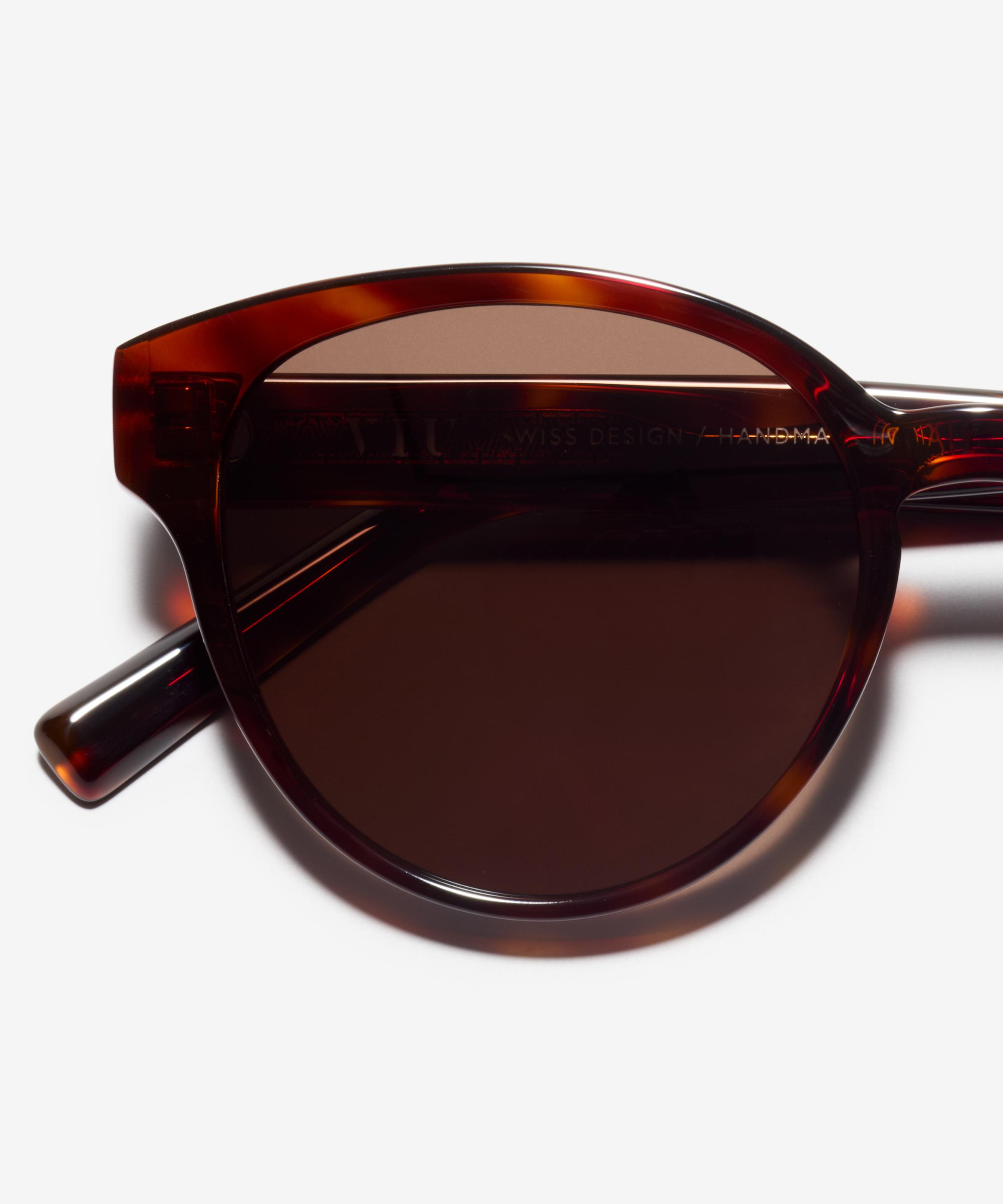 Detail-Bild der Sonnenbrille The Dazzling in Farbe Tortoise und Grösse Mittel