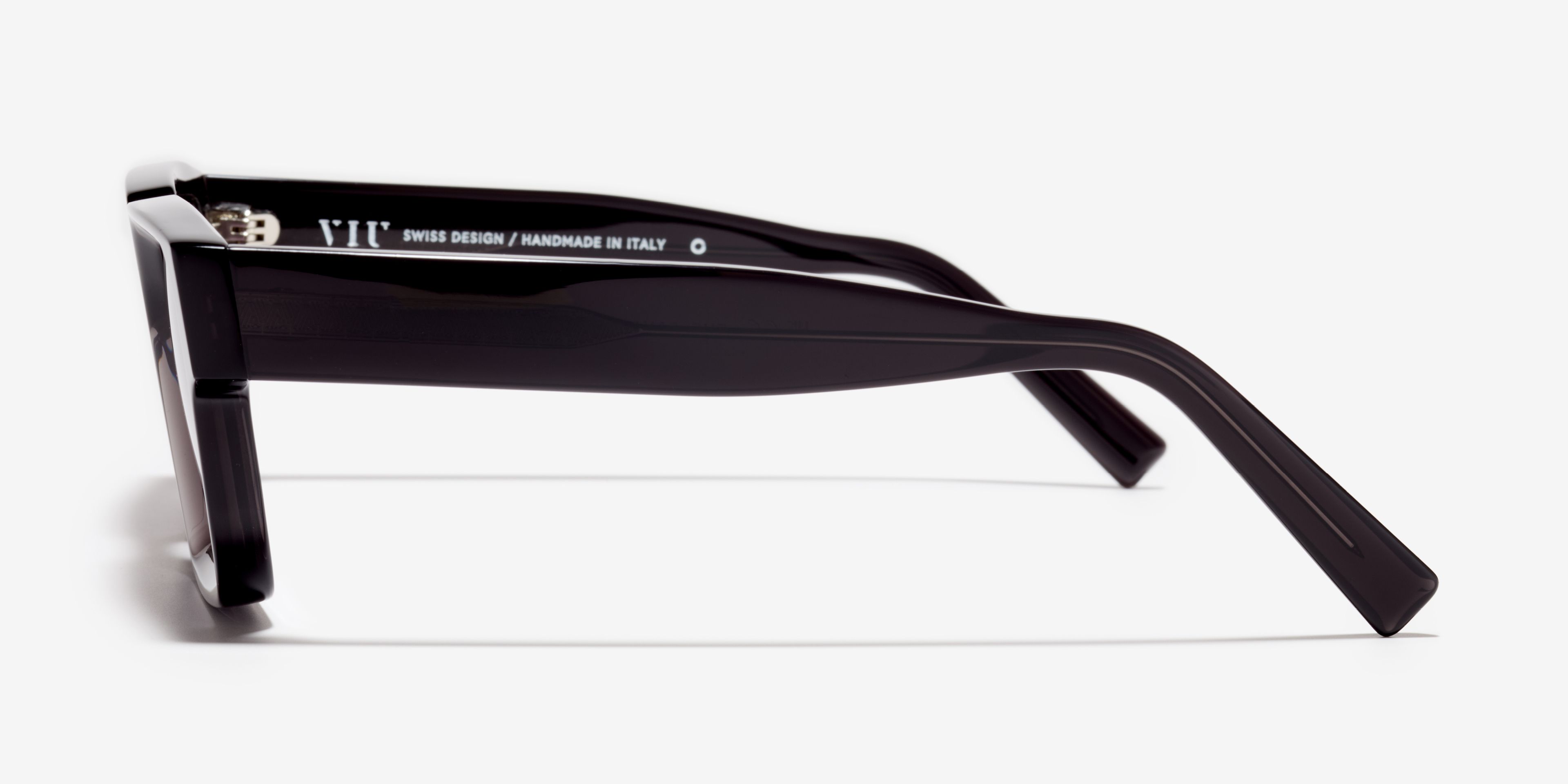 Side image of the sunglasses The Savage in colour Black Transparent and size Wide