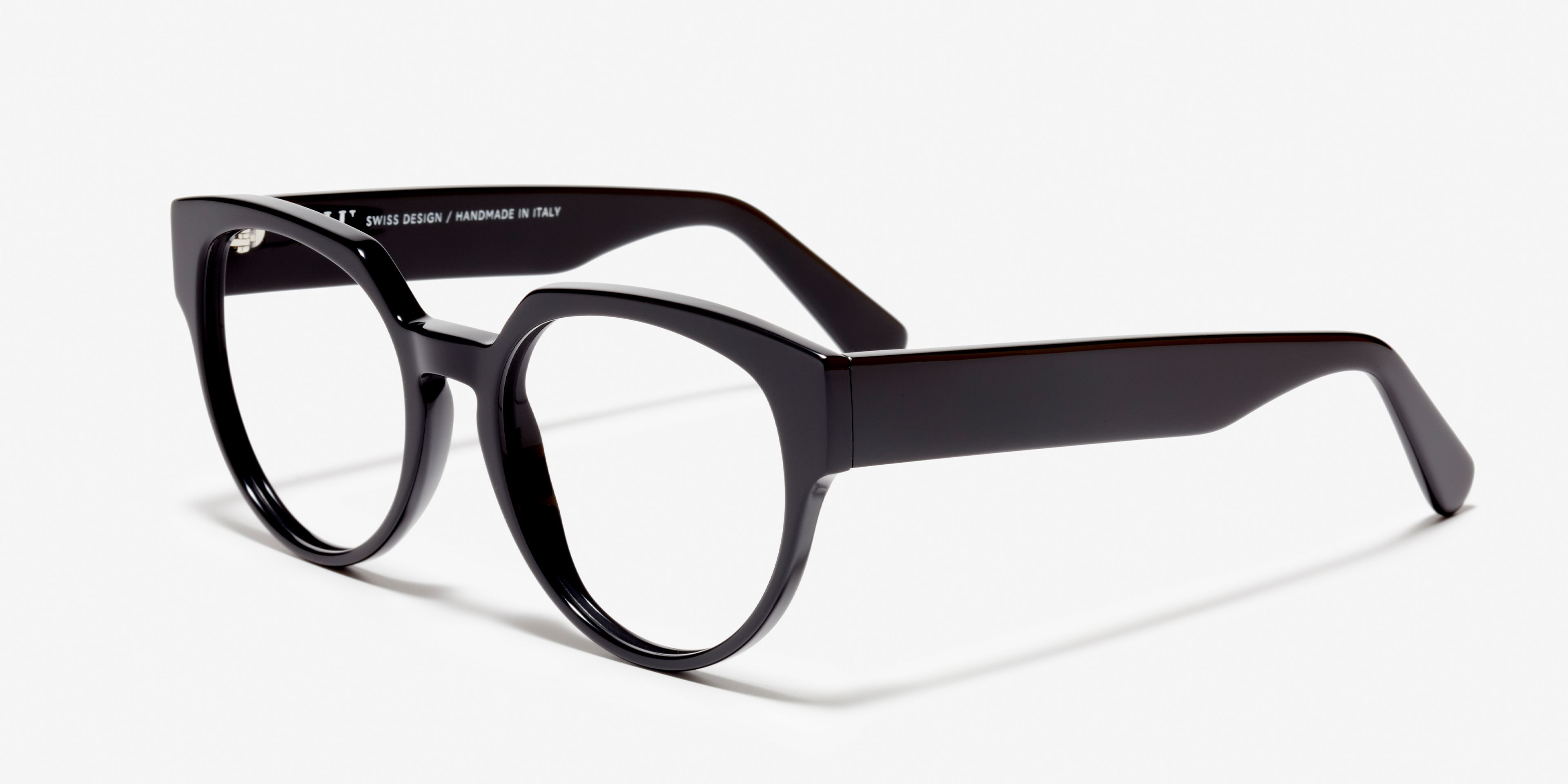 Schräg-Bild der Brille The Chic in Farbe Black und Größe Mittel
