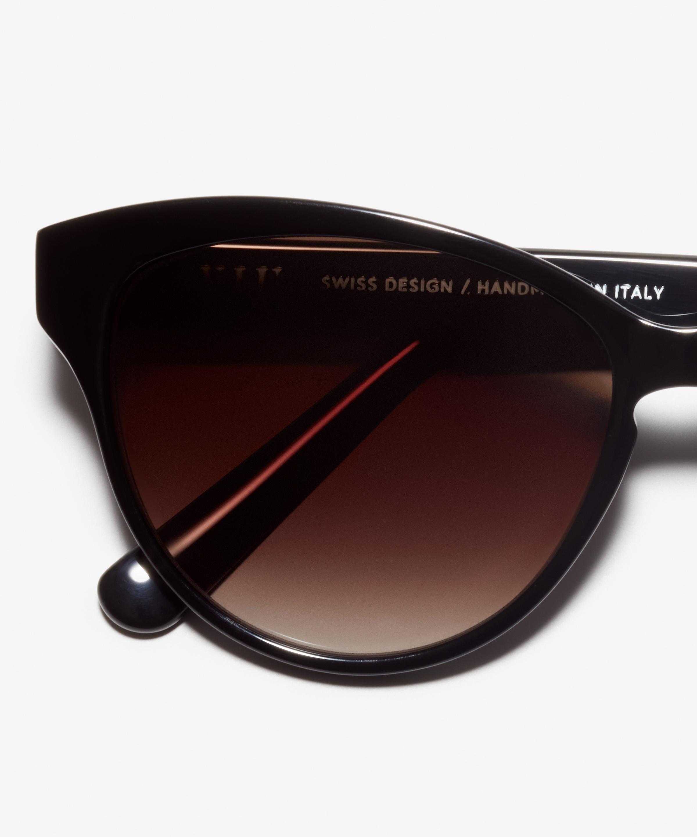 Detail image of the sunglasses The Cosmopolitan in colour Black and size Wide