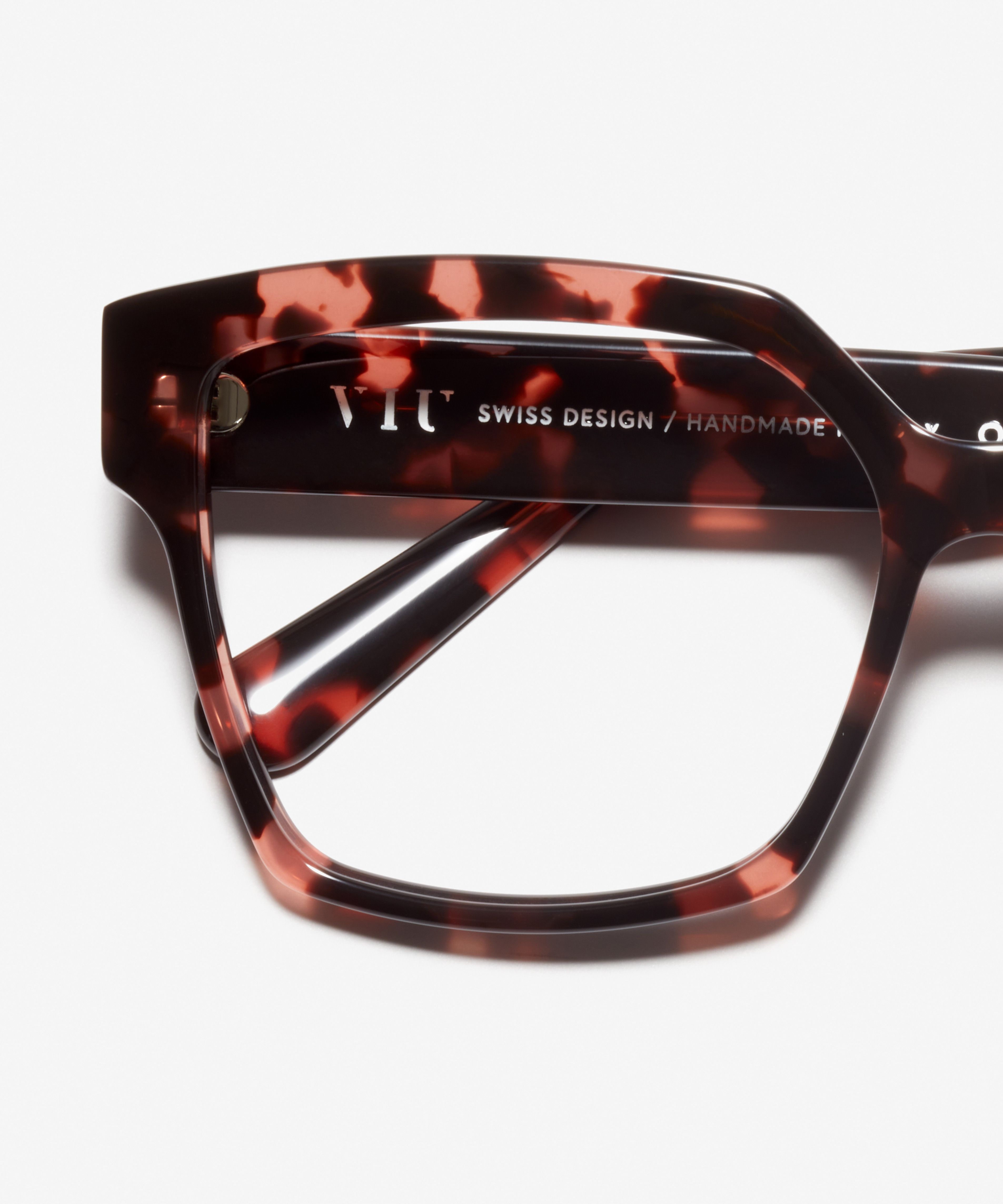 Detail image of the frame The Royal in colour Pink Havana and size Wide
