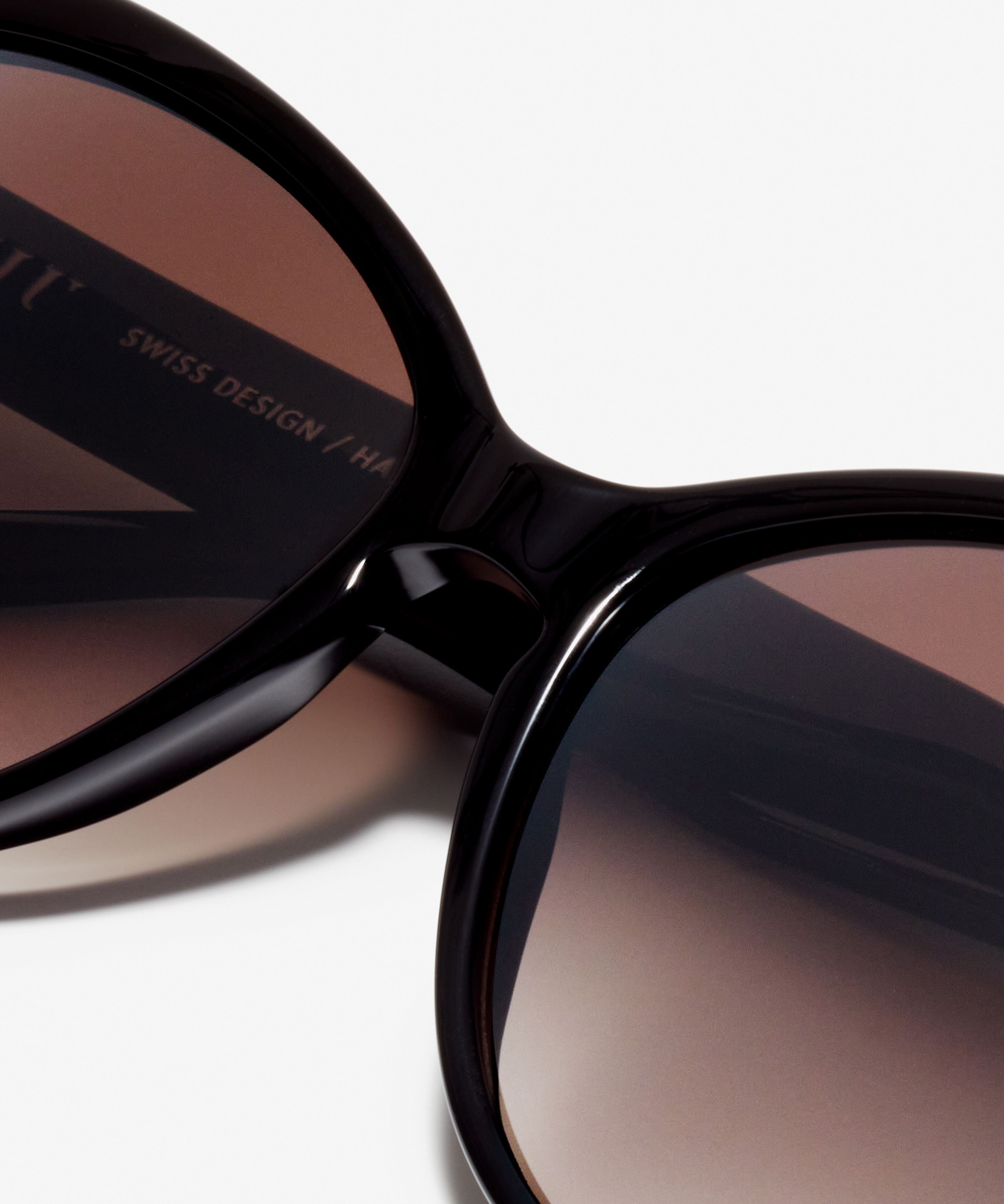 Detail image of the sunglasses The Cosmopolitan in colour Black and size Wide