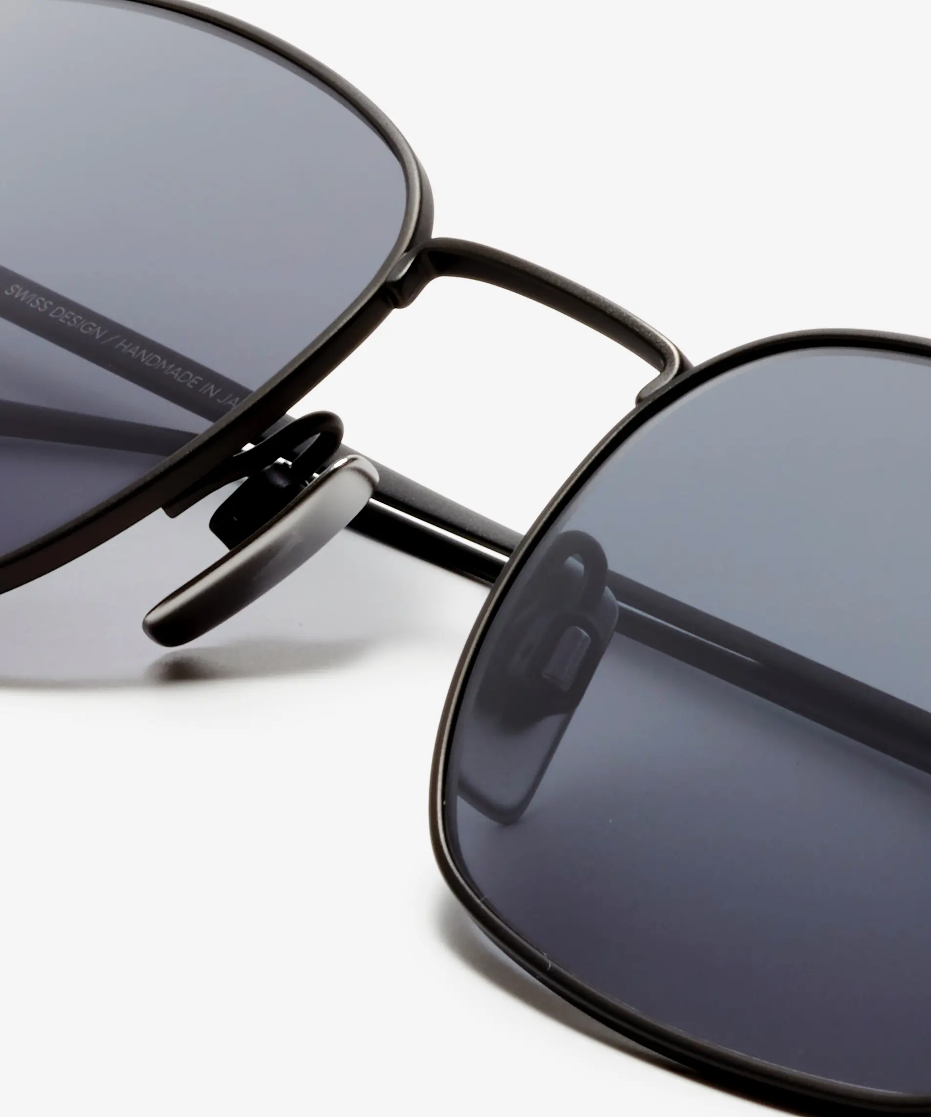 Detail image of the sunglasses The Realist in colour Gunmetal and size Wide