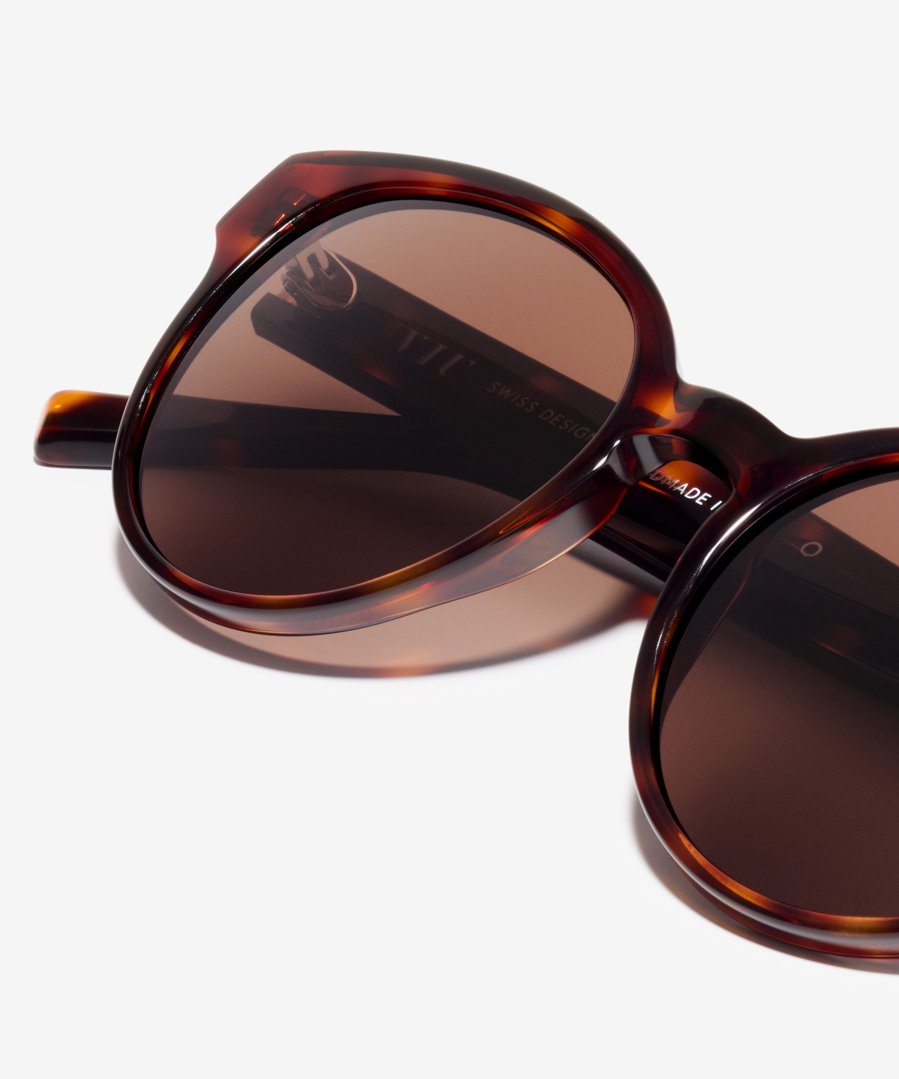 Detail-Bild der Sonnenbrille The Dazzling in Farbe Tortoise und Grösse Mittel