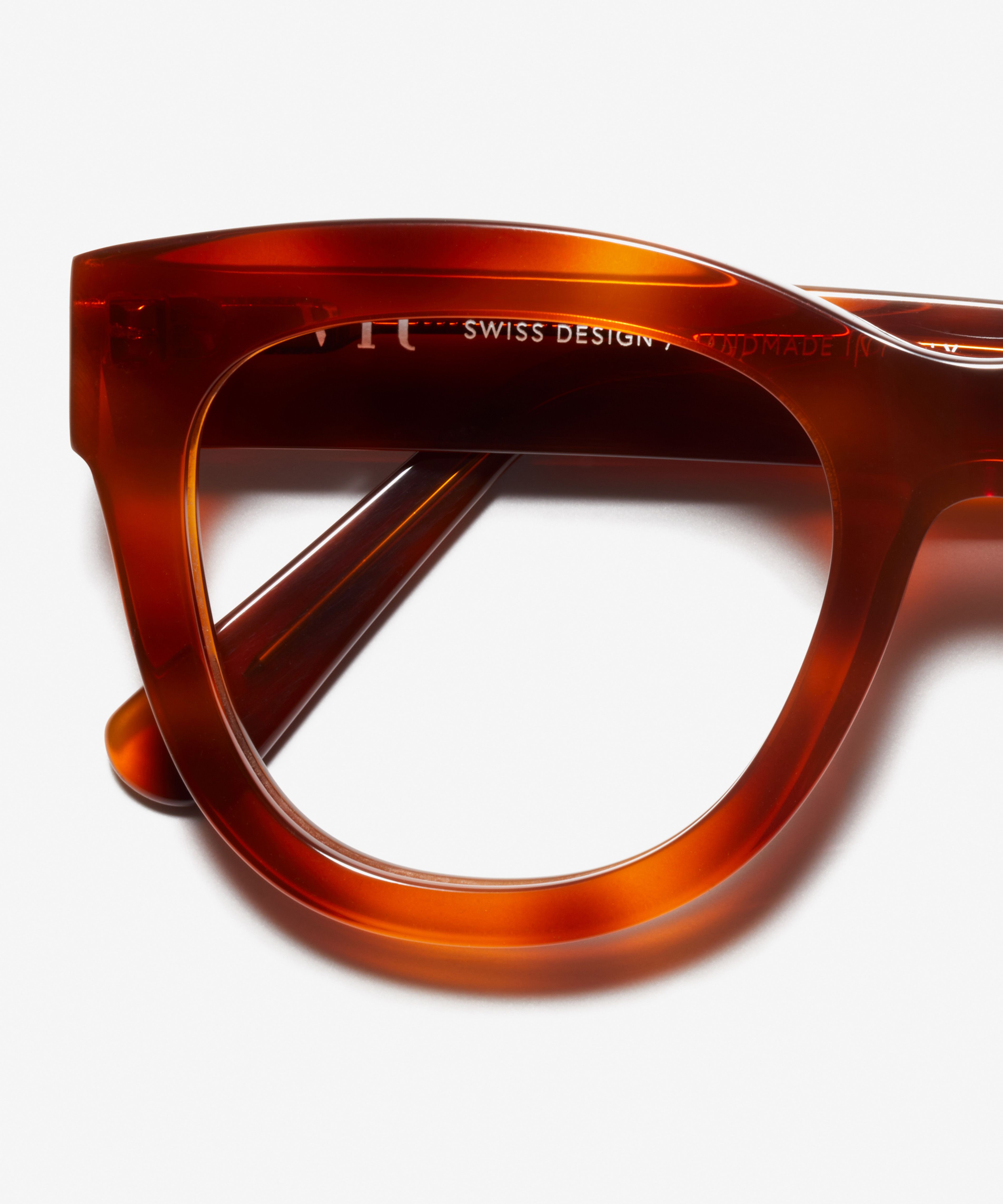 Detail image of the frame The Mysterious in colour Light Havana and size Wide