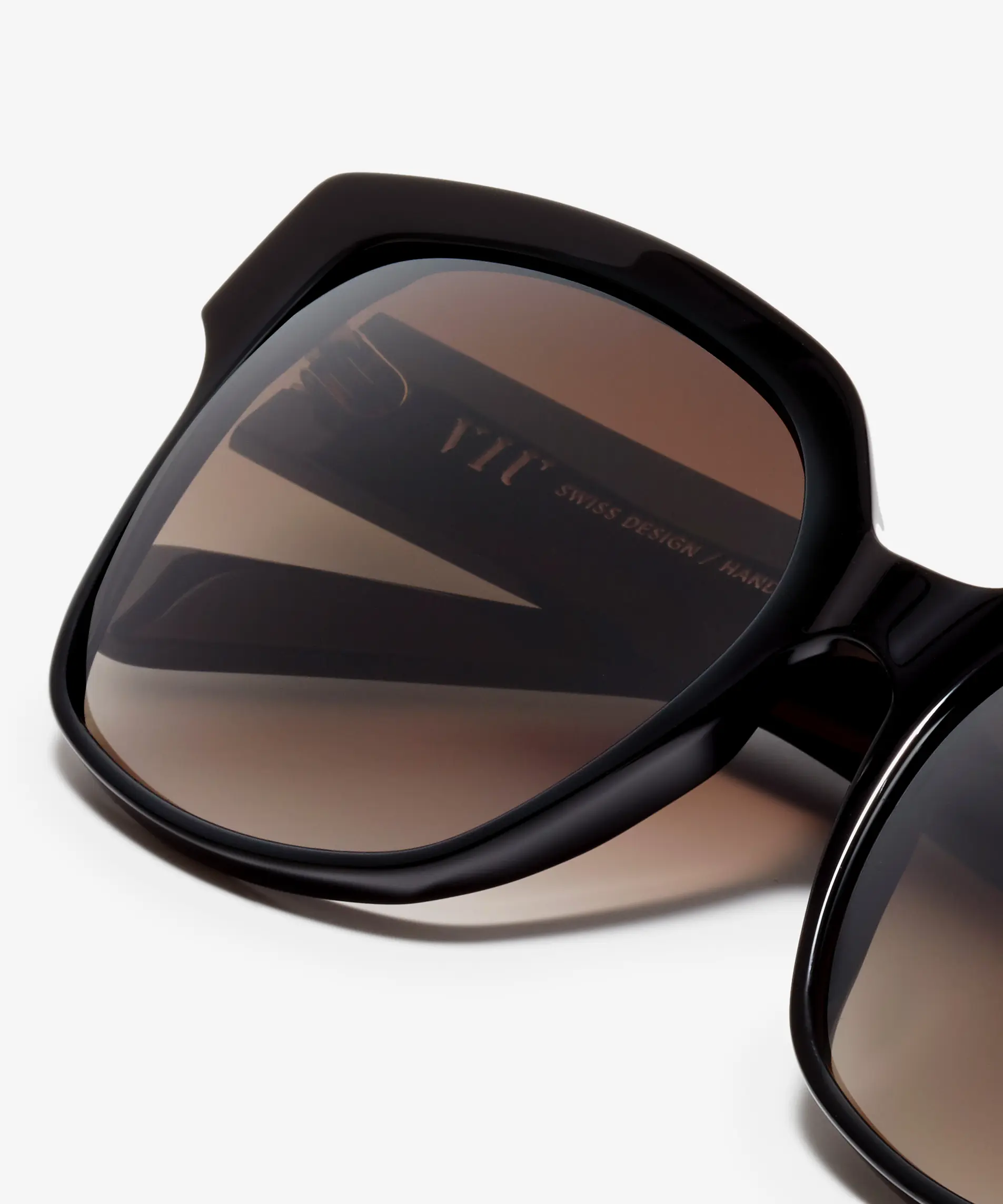 Detail image of the sunglasses The Royal in colour Black and size Wide