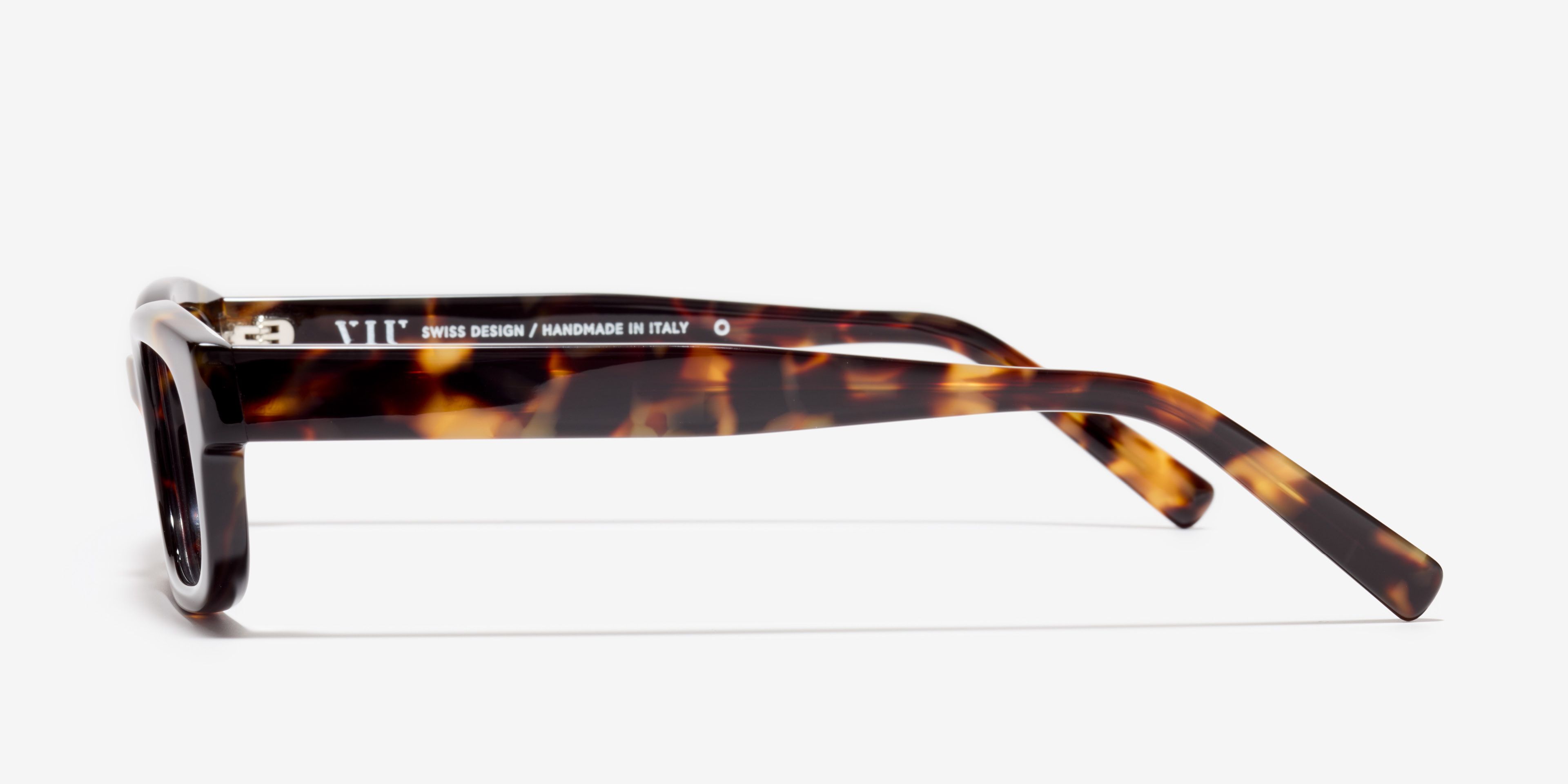 Seite-Bild der Brille The Shameless in Farbe Amber Tortoise und Größe Breit