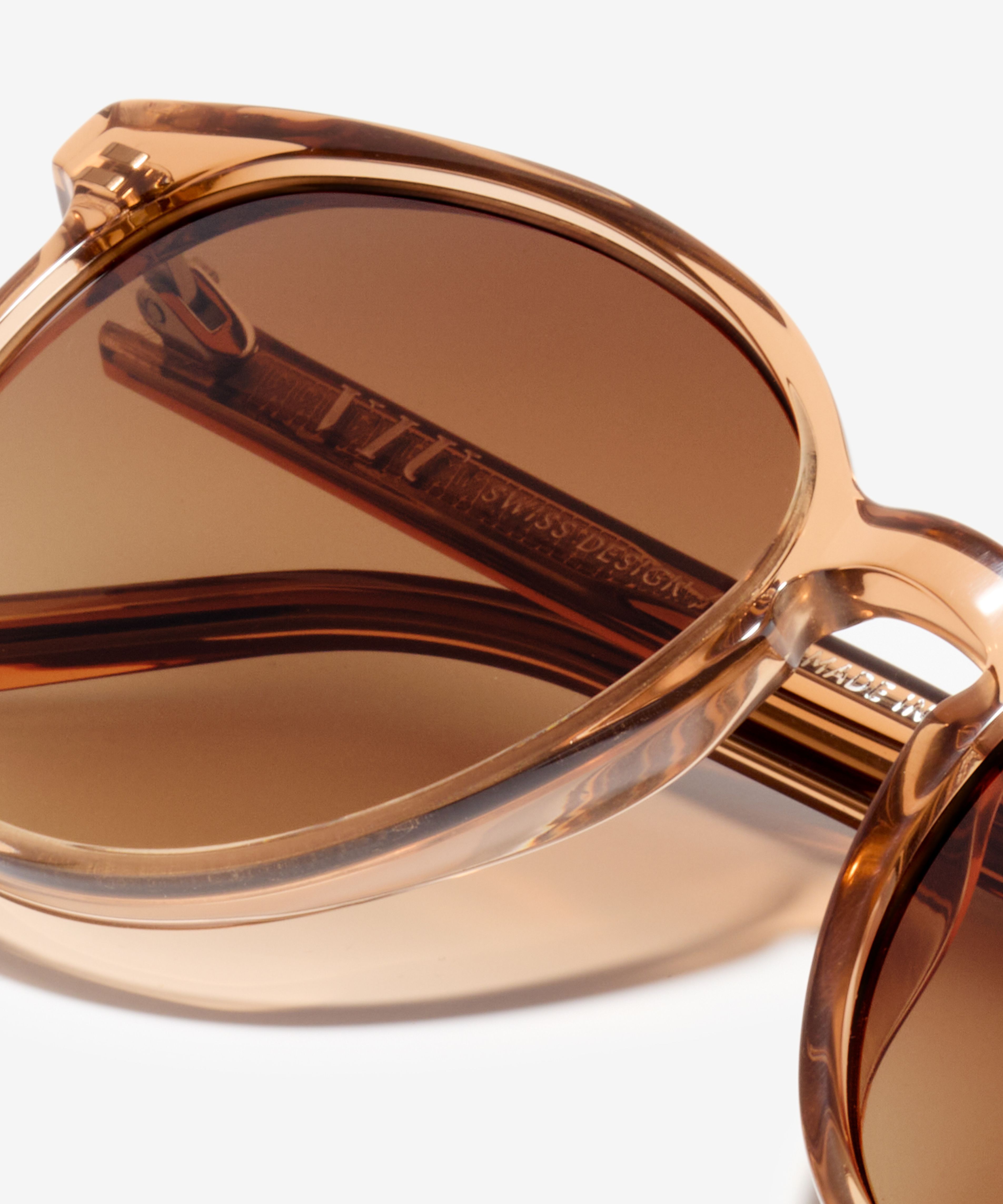 Detail image of the sunglasses The Savvy in colour Champagne and size Medium