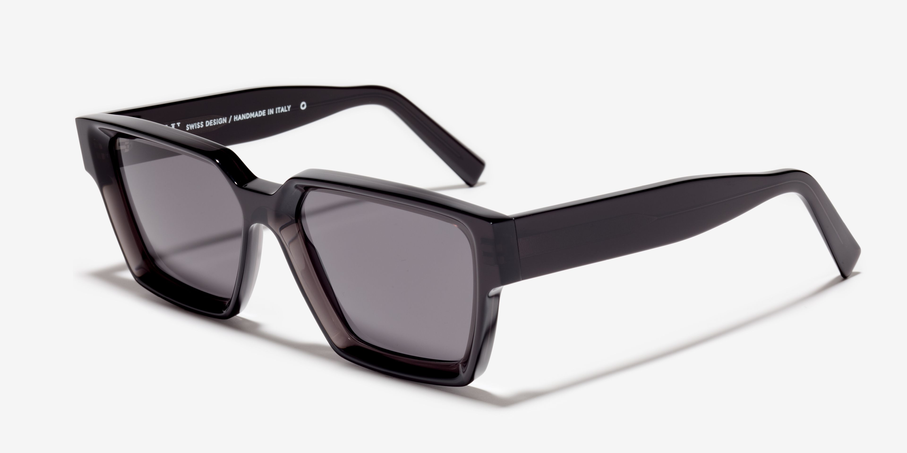 Angle image of the sunglasses The Savage in colour Black Transparent and size Wide