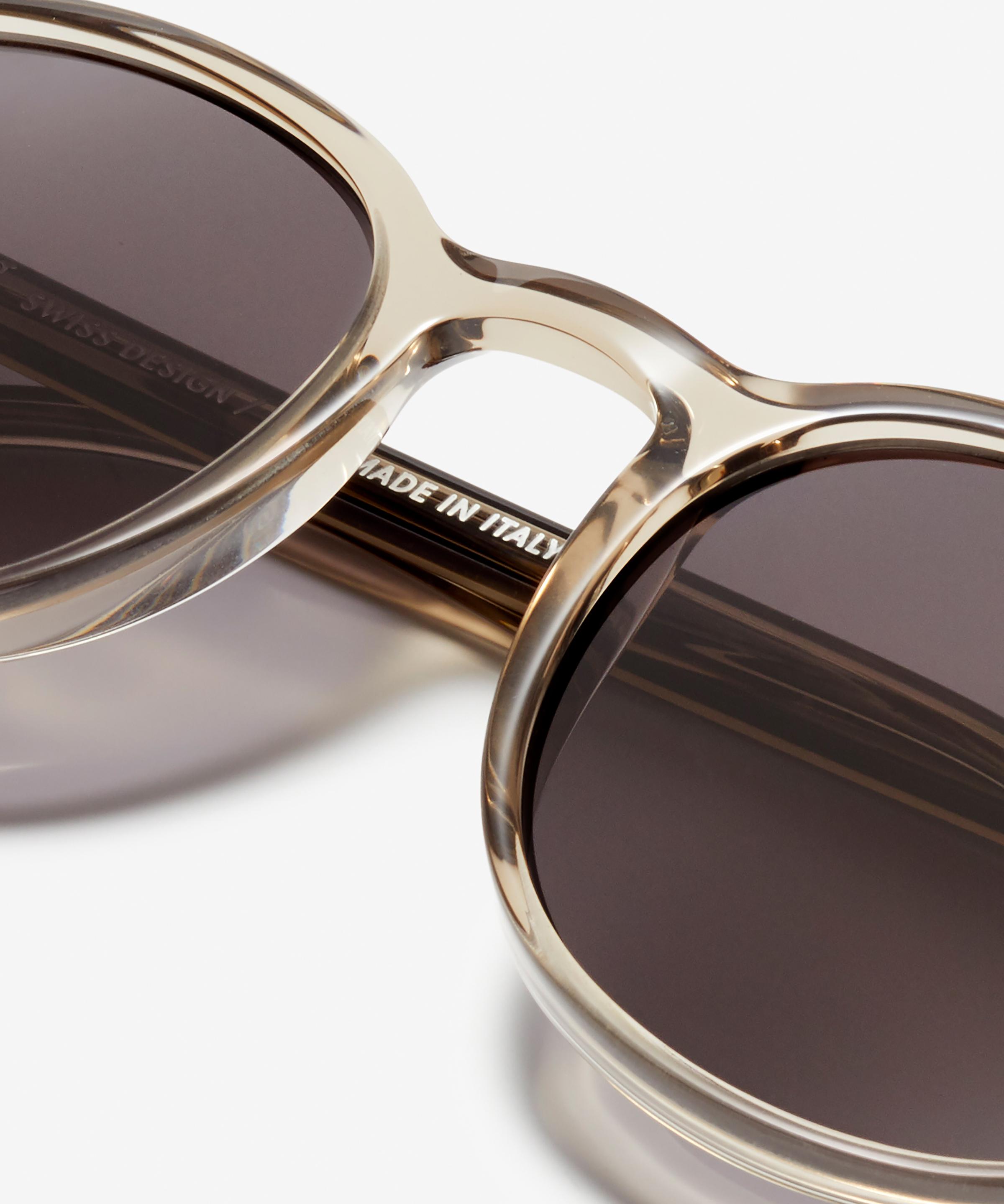 Detail-Bild der Sonnenbrille The Earnest in Farbe Stone Grey Transparent und Größe Mittel